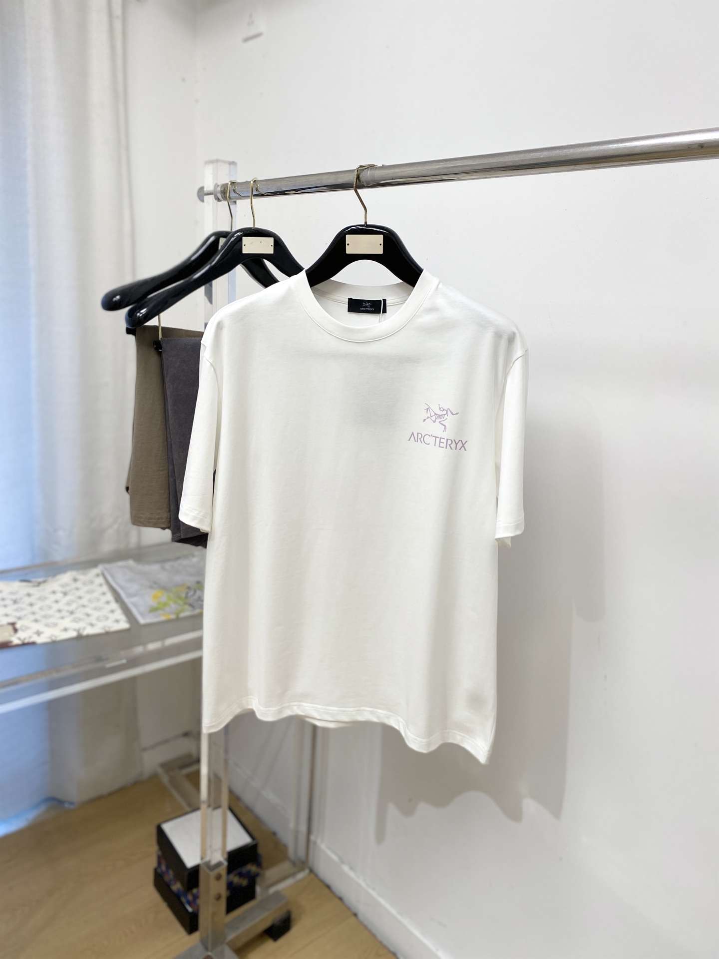 NO:945730,Arc'teryx, 2026 new short-sleeved T-shirt, handsome and fashionable, simple and versatile. Top-notch printed letter logo on the chest. The fabric is cotton. It is not only crisp and maintains the trendy silhouette, but also comfortable to wear. The yarn is more delicate. Size M-3XL, arc'teryx, T-shirt, tees, t-shirt,19860909始祖鸟、2026新品短袖T恤,帅气时尚,简约百搭款.胸前顶级印花图案字母logo,面料棉 不仅挺括,保持潮流的廓形,又穿着舒适,纱织更细腻,码数M-3XL,arc'teryx,T-shirt,tees，t-shirt,,Men's clothing