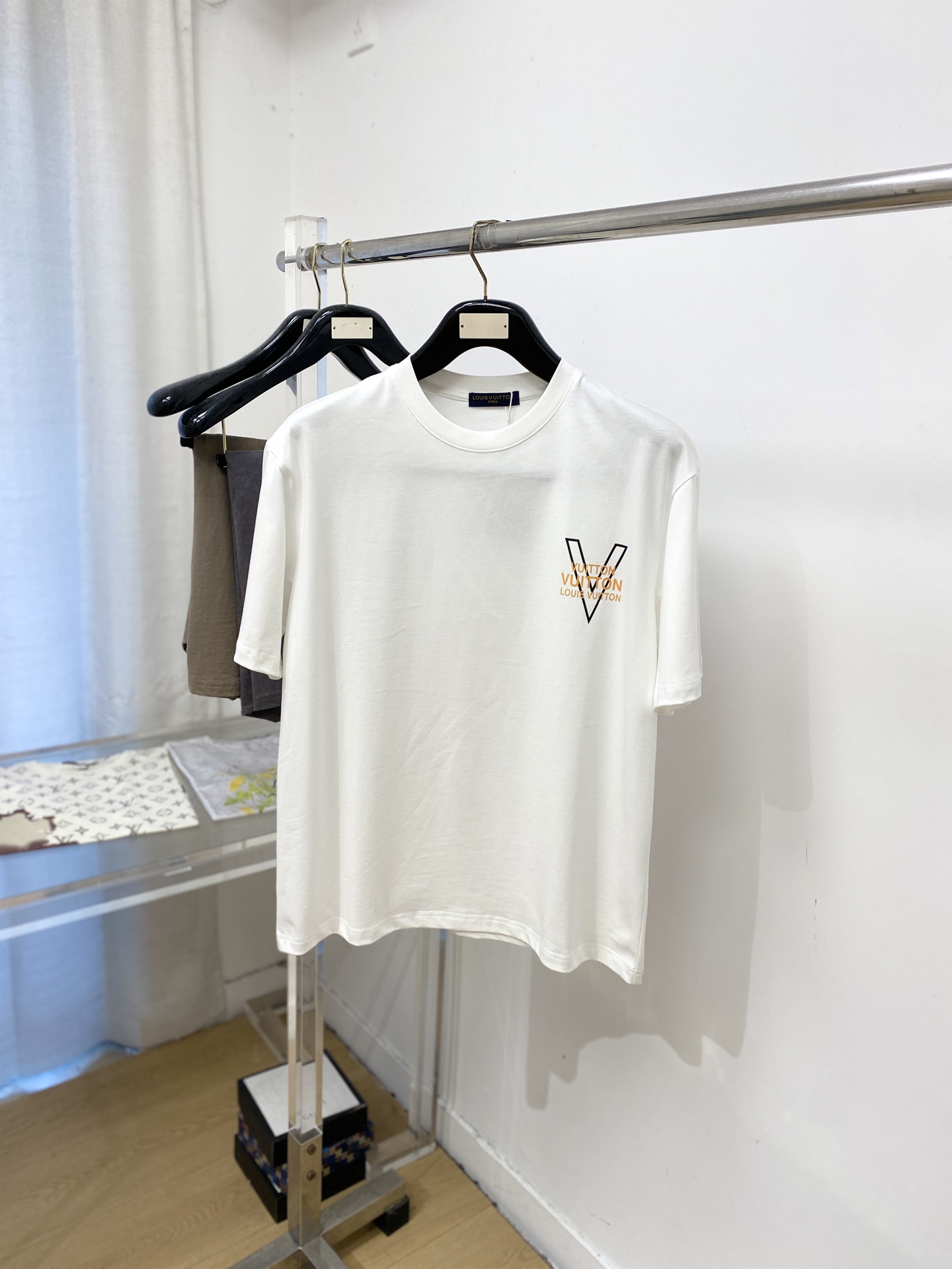 NO:945630,Louis Vuitton, 2026 new short-sleeved T-shirt, handsome and fashionable, simple and versatile. Top-quality printed letter logo on the chest. The fabric is cotton. It is not only crisp and maintains the trendy silhouette, but also comfortable to wear. The yarn is more delicate. Size M-3XL,, Louis Vuitton, T-shirt, tees, t-shirt,19860909路易威登、2026新品短袖T恤,帅气时尚,简约百搭款.胸前顶级印花字母logo,面料棉 不仅挺括,保持潮流的廓形,又穿着舒适,纱织更细腻,码数M-3XL,,louis vuitton,T-shirt,tees，t-shirt,,Men's clothing
