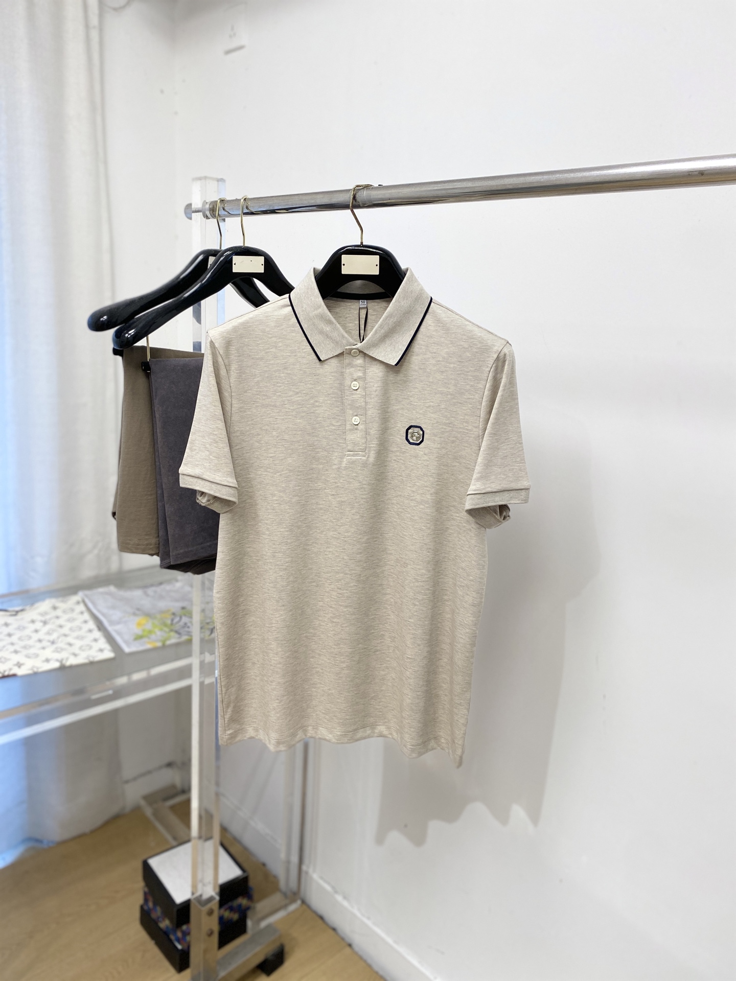 NO:945638,Stephen, 2026 new short-sleeved T-shirt, handsome and fashionable, simple and versatile. Embroidered hardware decorative pattern logo on the chest, fabric cotton is not only crisp and maintains the trendy silhouette, but also comfortable to wear, the yarn is more delicate, size M-3XL,, T-shirt, tees, t-shirt,19860909斯蒂芬、2026新品短袖T恤,帅气时尚,简约百搭款.胸前刺绣五金装饰图案logo,面料棉 不仅挺括,保持潮流的廓形,又穿着舒适,纱织更细腻,码数M-3XL,,T-shirt,tees，t-shirt,,Men's clothing