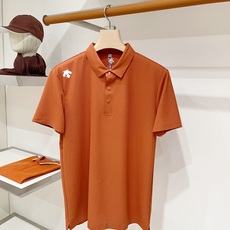 DESCENTE迪桑特、2026新品短袖T恤,帅气时尚,肩部顶级印胶图案logo,简约百搭款。面料棉 不仅挺括,保持潮流 DESCENTE迪桑特、2026新品短袖T恤,帅气时尚,肩部顶级印胶图案logo,简约百搭款。面料棉 不仅挺括,保持潮流