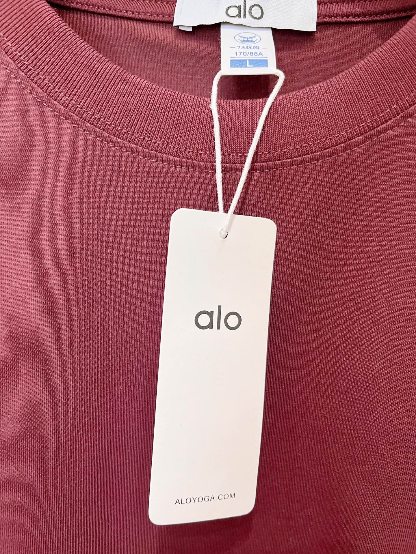 alo、2026新品短袖T恤，帅气时尚，胸前顶级印胶字母logo，简约百搭款。面料棉 不仅挺括，保持潮流的廓形，又穿着舒
