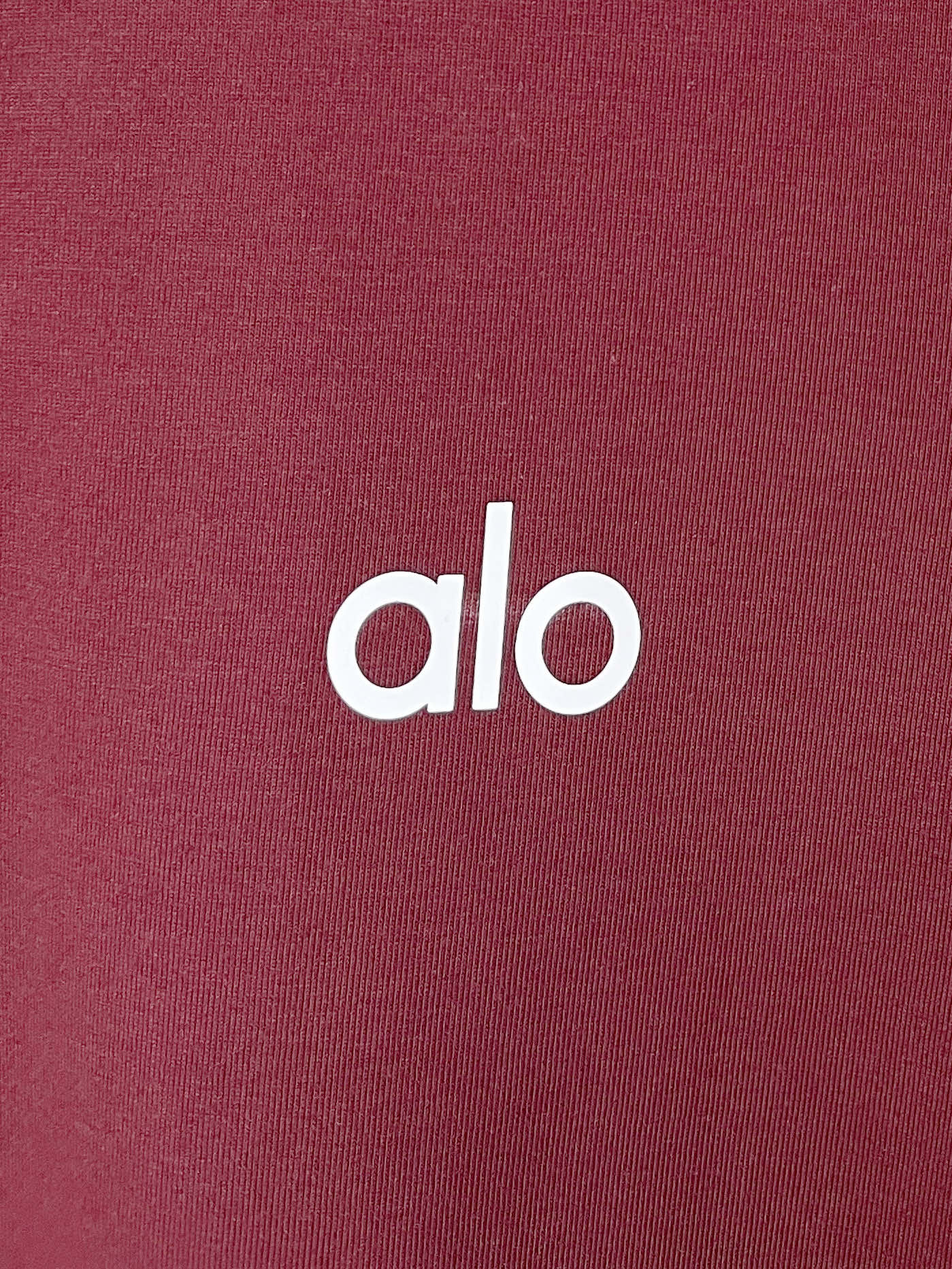 alo、2026新品短袖T恤，帅气时尚，胸前顶级印胶字母logo，简约百搭款。面料棉 不仅挺括，保持潮流的廓形，又穿着舒