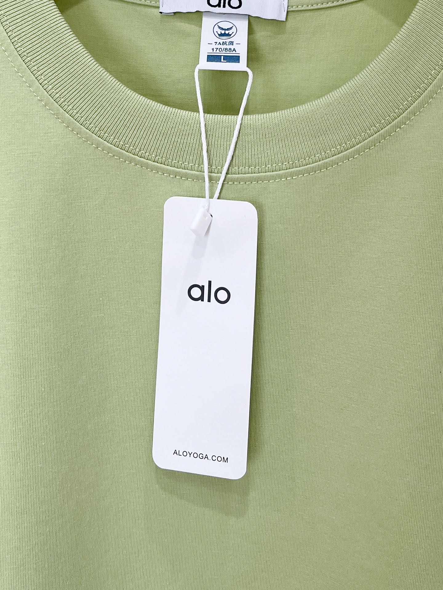 alo、2026新品短袖T恤，帅气时尚，胸前顶级印胶字母logo，简约百搭款。面料棉 不仅挺括，保持潮流的廓形，又穿着舒