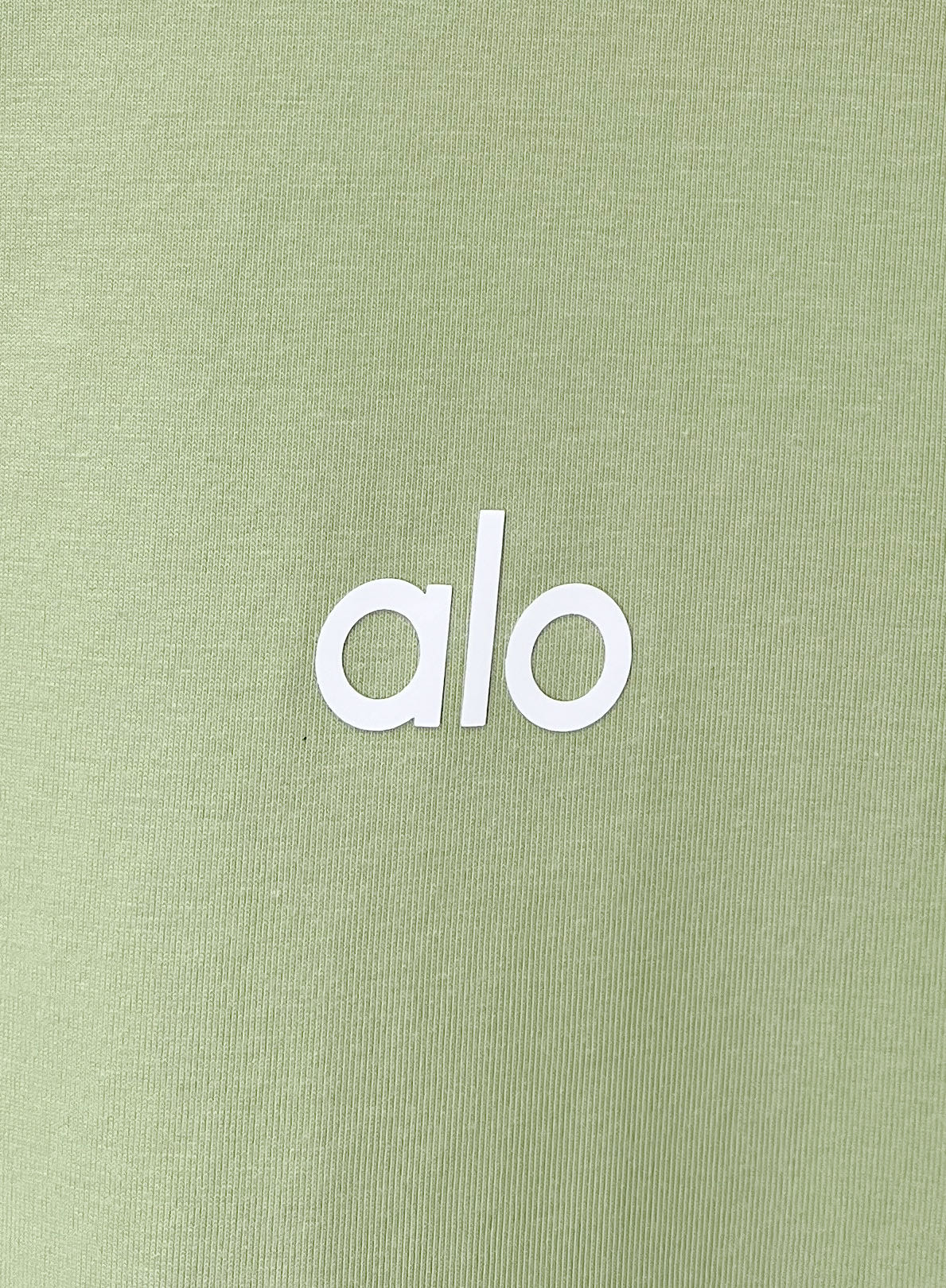 alo、2026新品短袖T恤，帅气时尚，胸前顶级印胶字母logo，简约百搭款。面料棉 不仅挺括，保持潮流的廓形，又穿着舒