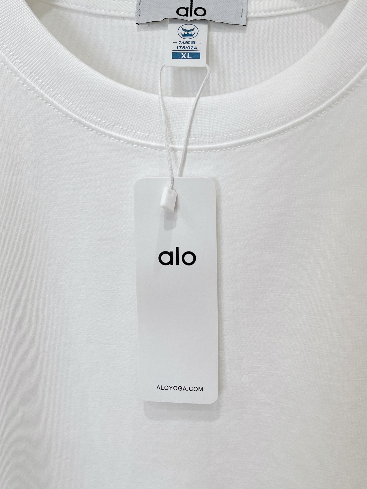 alo、2026新品短袖T恤，帅气时尚，胸前顶级印胶字母logo，简约百搭款。面料棉 不仅挺括，保持潮流的廓形，又穿着舒