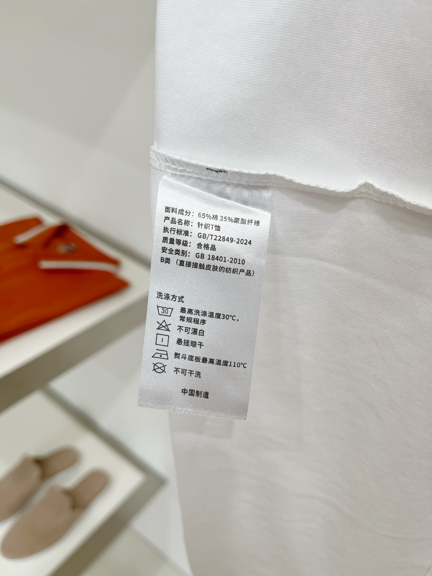 alo、2026新品短袖T恤，帅气时尚，胸前顶级印胶字母logo，简约百搭款。面料棉 不仅挺括，保持潮流的廓形，又穿着舒