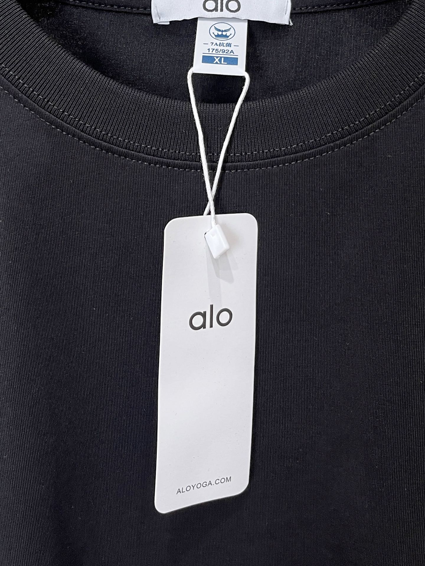 alo、2026新品短袖T恤，帅气时尚，胸前顶级印胶字母logo，简约百搭款。面料棉 不仅挺括，保持潮流的廓形，又穿着舒