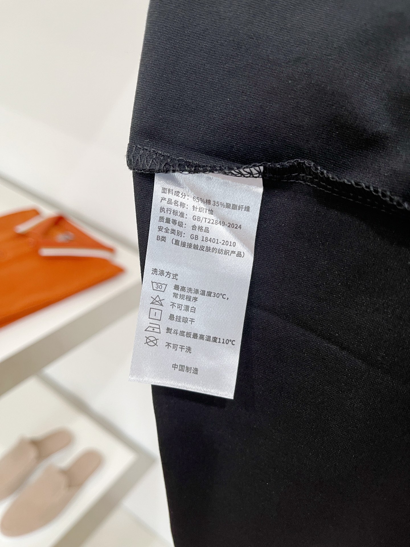 alo、2026新品短袖T恤，帅气时尚，胸前顶级印胶字母logo，简约百搭款。面料棉 不仅挺括，保持潮流的廓形，又穿着舒