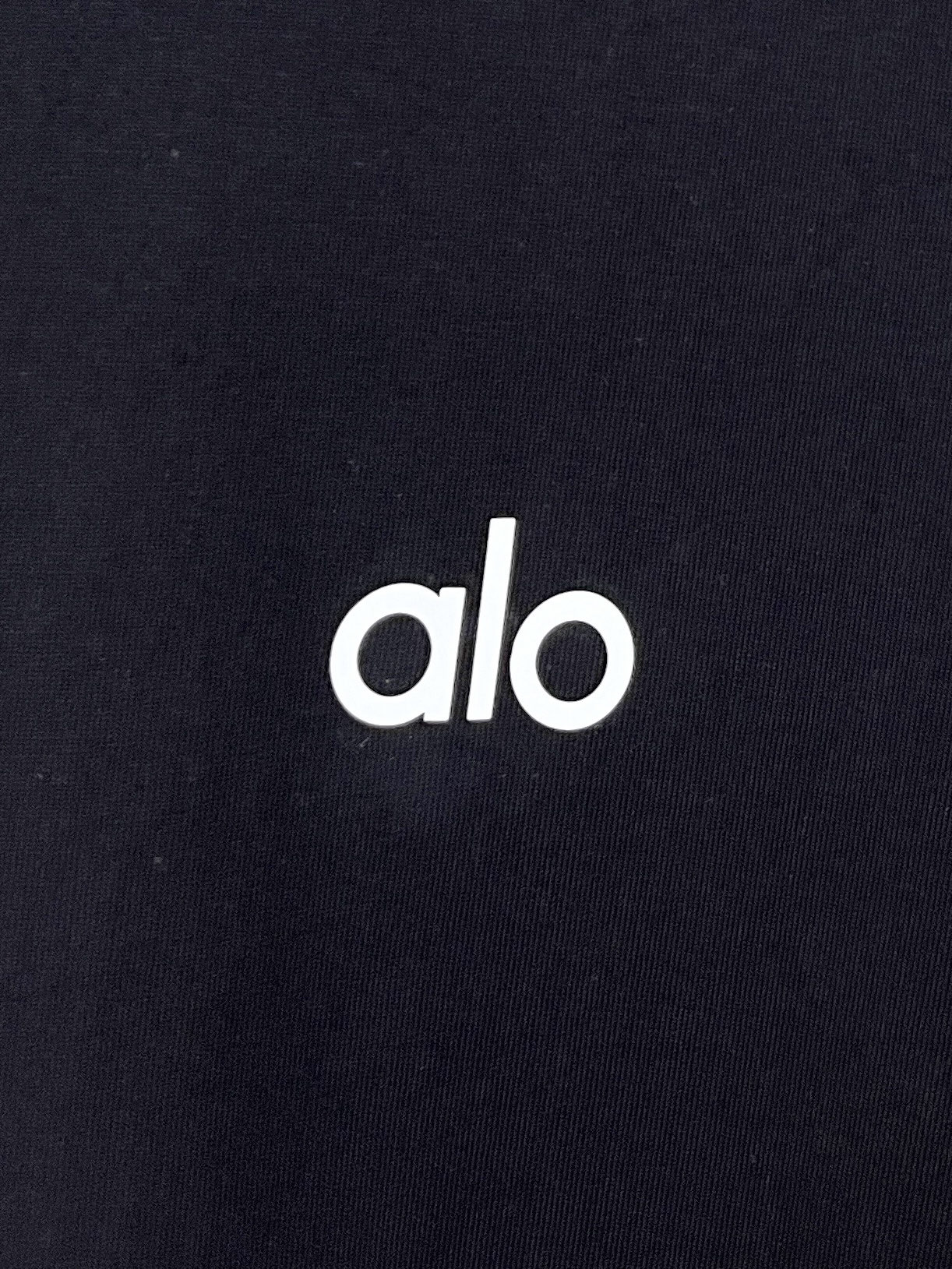 alo、2026新品短袖T恤，帅气时尚，胸前顶级印胶字母logo，简约百搭款。面料棉 不仅挺括，保持潮流的廓形，又穿着舒