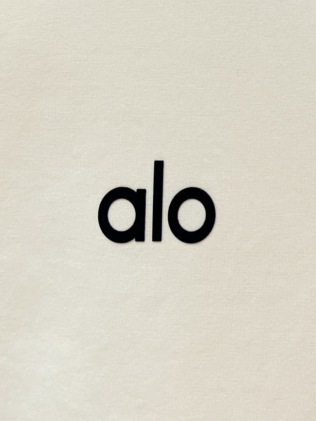 alo、2026新品短袖T恤，帅气时尚，胸前顶级印胶字母logo，简约百搭款。面料棉 不仅挺括，保持潮流的廓形，又穿着舒