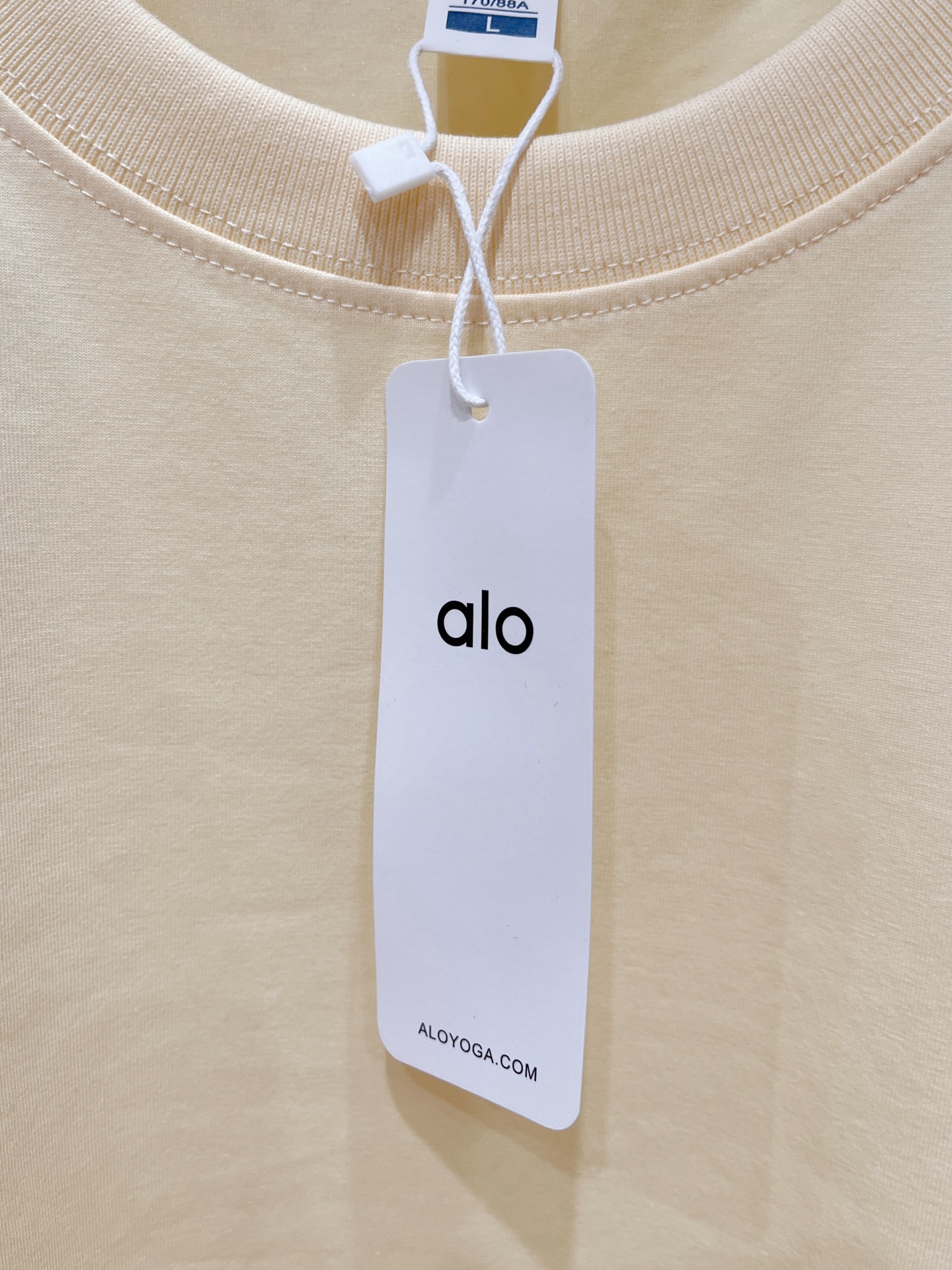 alo、2026新品短袖T恤，帅气时尚，胸前顶级印胶字母logo，简约百搭款。面料棉 不仅挺括，保持潮流的廓形，又穿着舒