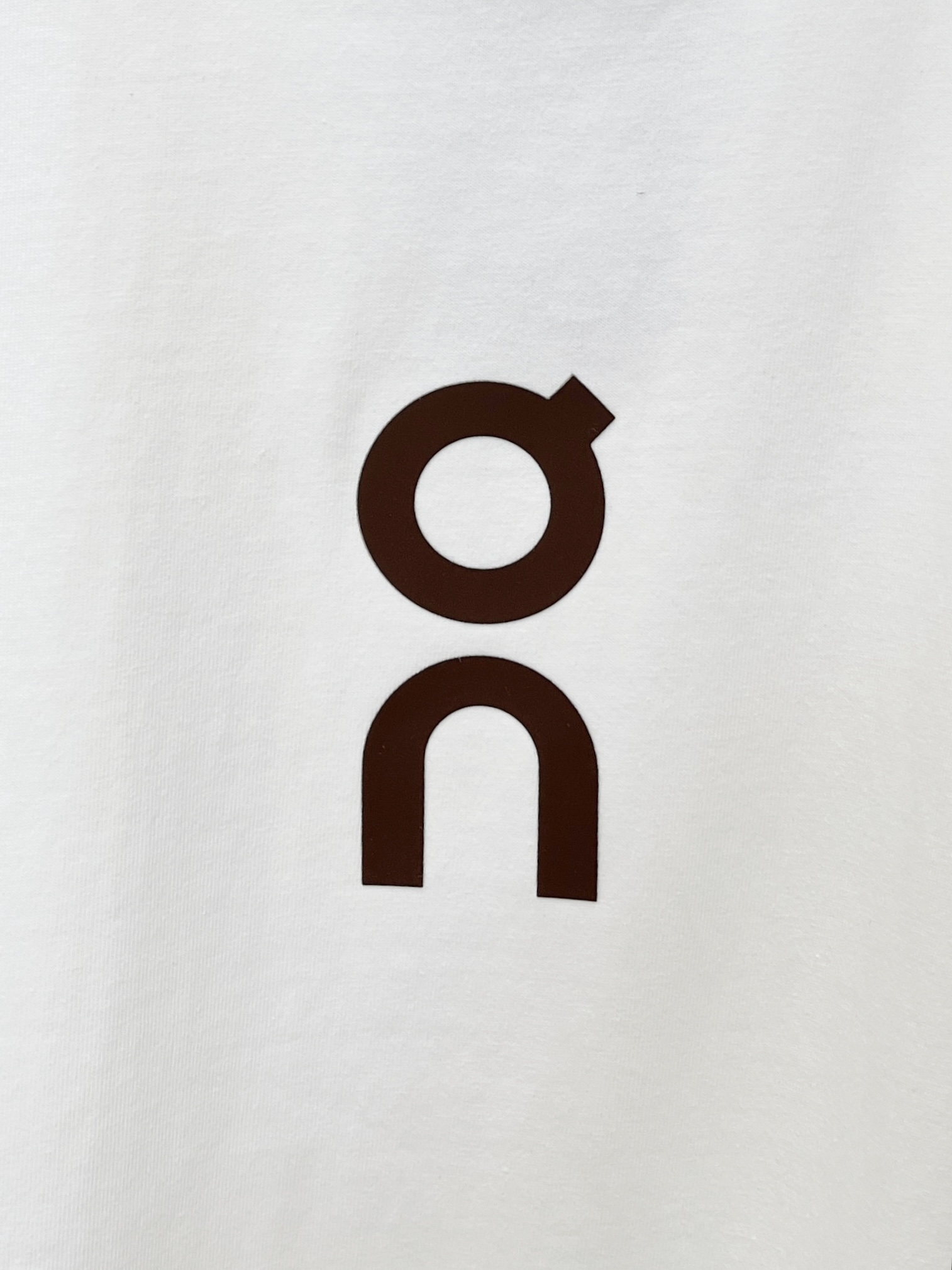 on 时尚潮牌、2026新品短袖T恤，帅气时尚，胸前顶级印胶字母logo，简约百搭款。面料棉 不仅挺括，保持潮流的廓形，