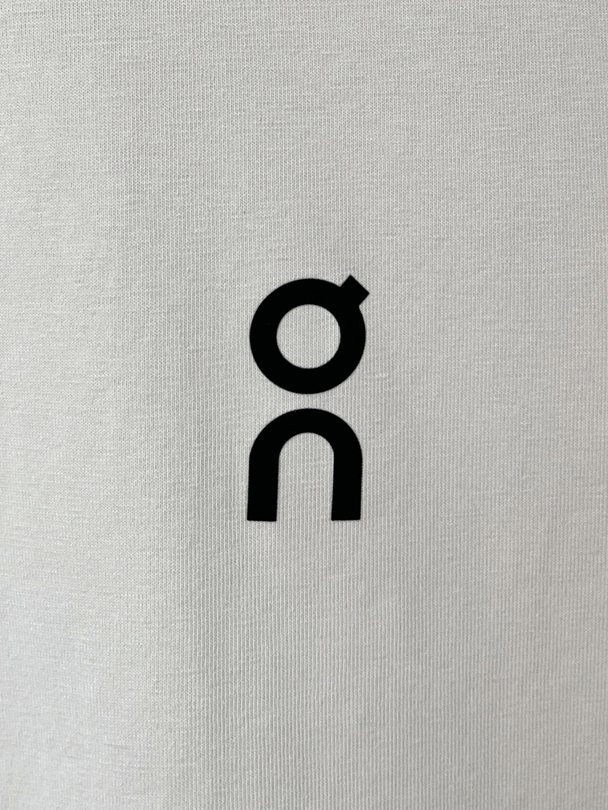 on 时尚潮牌、2026新品短袖T恤，帅气时尚，胸前顶级印胶字母logo，简约百搭款。面料棉 不仅挺括，保持潮流的廓形，