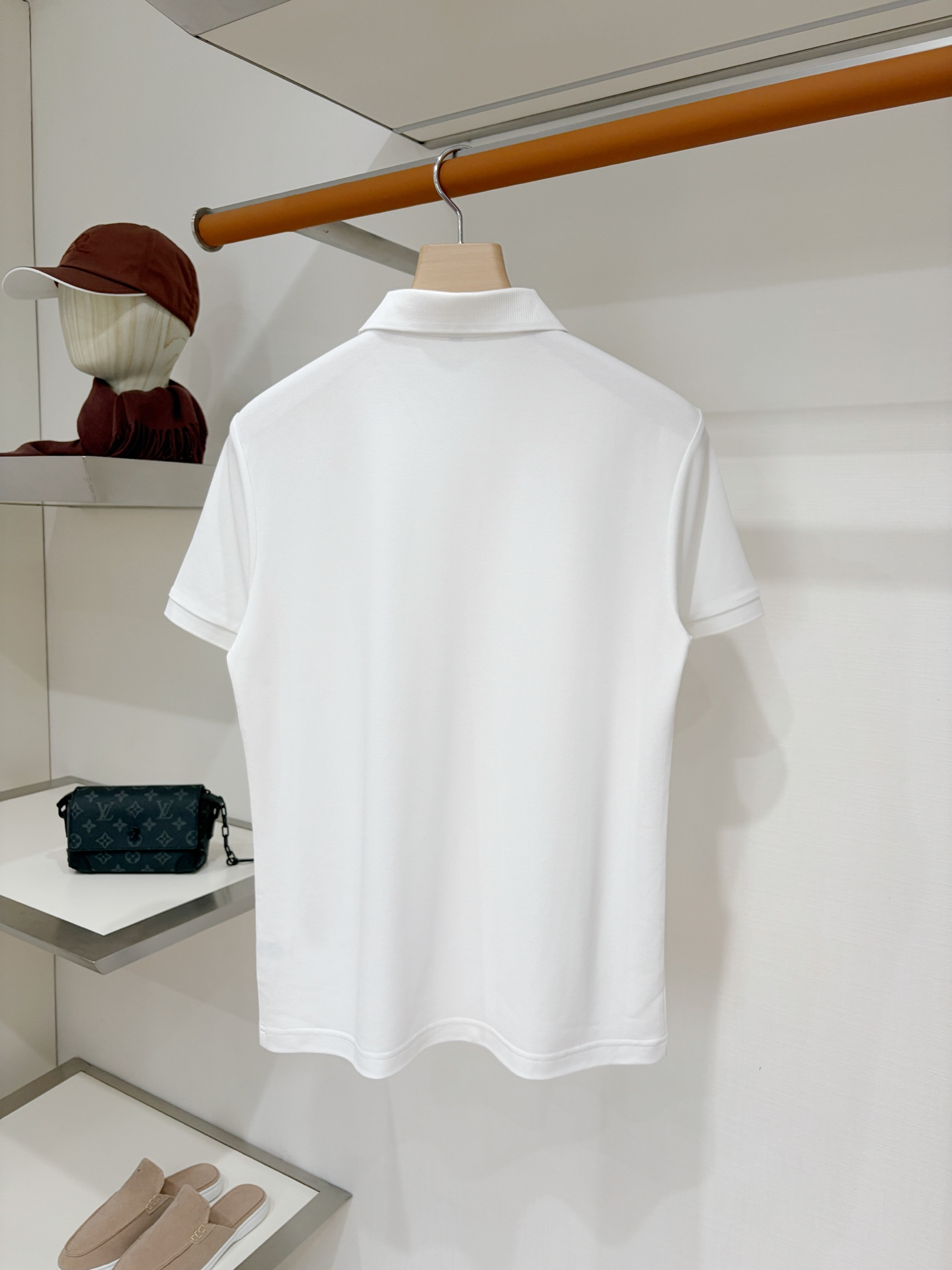 Loro piana、2026新品短袖T恤，帅气时尚，胸前精致刺绣字母logo，简约百搭款。面料棉 不仅挺括，保持潮流的