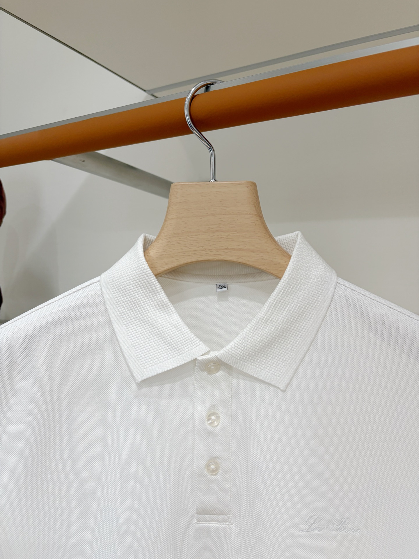Loro piana、2026新品短袖T恤，帅气时尚，胸前精致刺绣字母logo，简约百搭款。面料棉 不仅挺括，保持潮流的