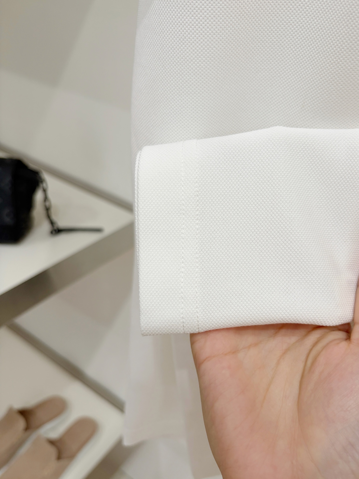 Loro piana、2026新品短袖T恤，帅气时尚，胸前精致刺绣字母logo，简约百搭款。面料棉 不仅挺括，保持潮流的