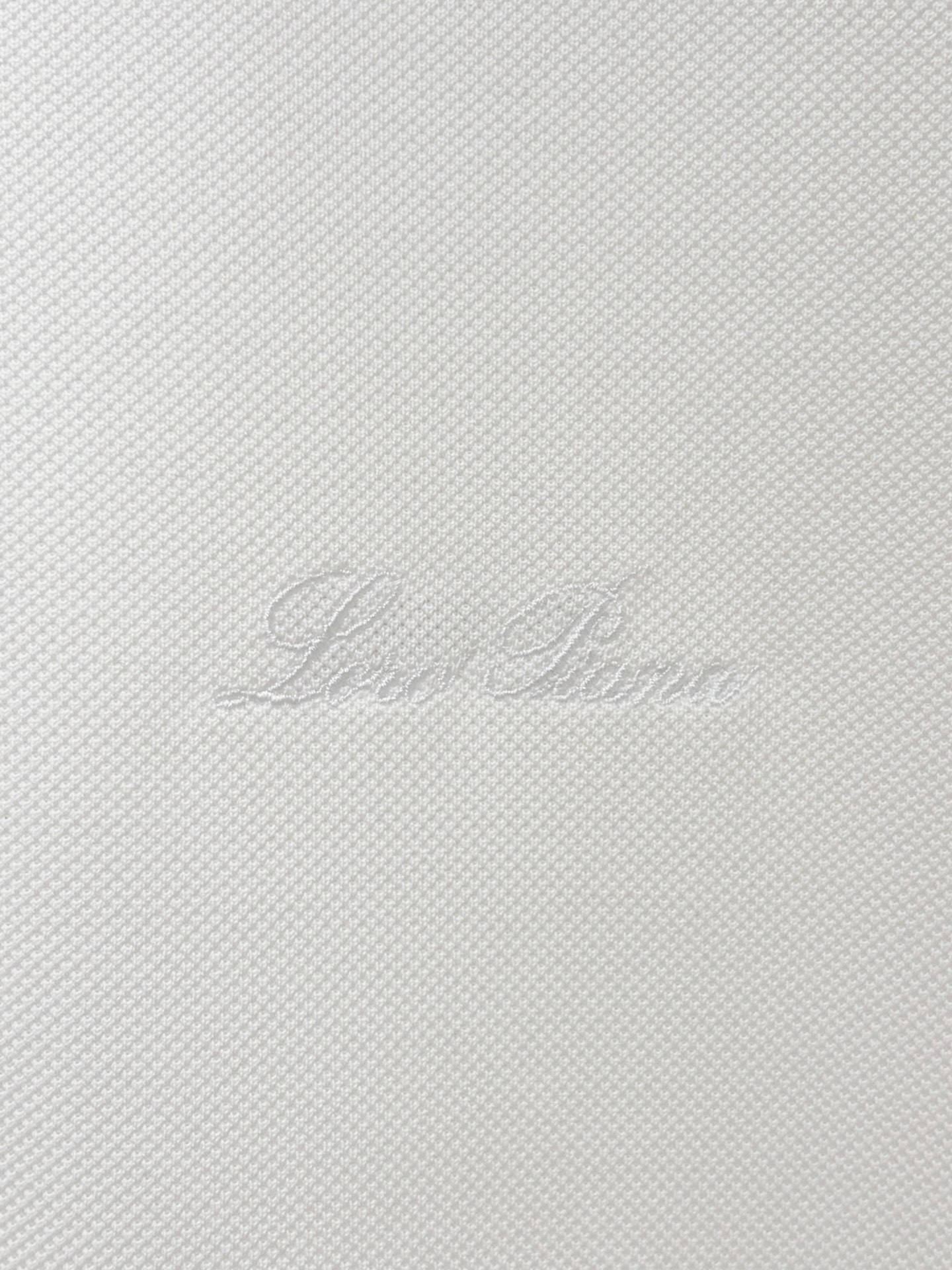 Loro piana、2026新品短袖T恤，帅气时尚，胸前精致刺绣字母logo，简约百搭款。面料棉 不仅挺括，保持潮流的