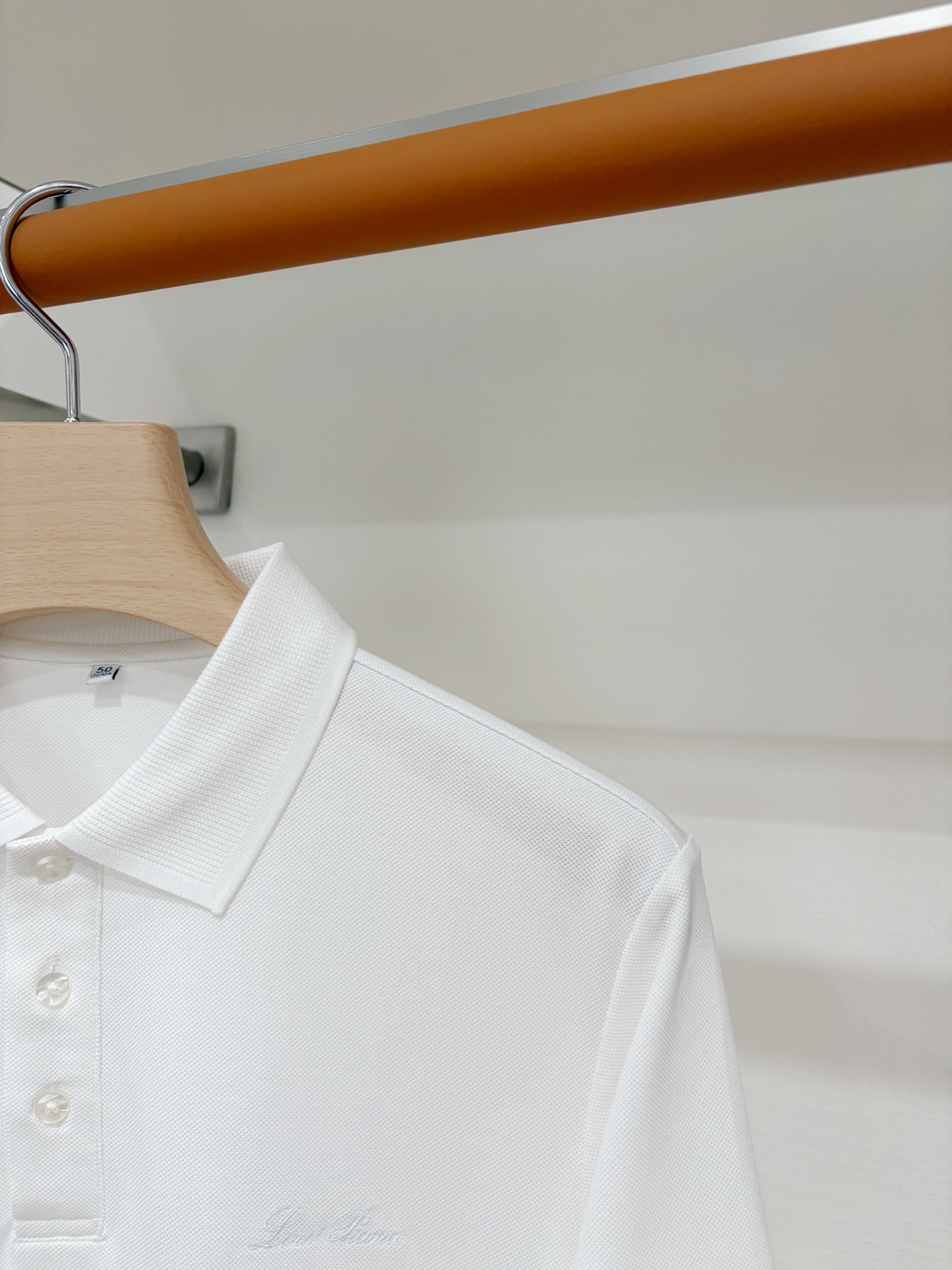 Loro piana、2026新品短袖T恤，帅气时尚，胸前精致刺绣字母logo，简约百搭款。面料棉 不仅挺括，保持潮流的