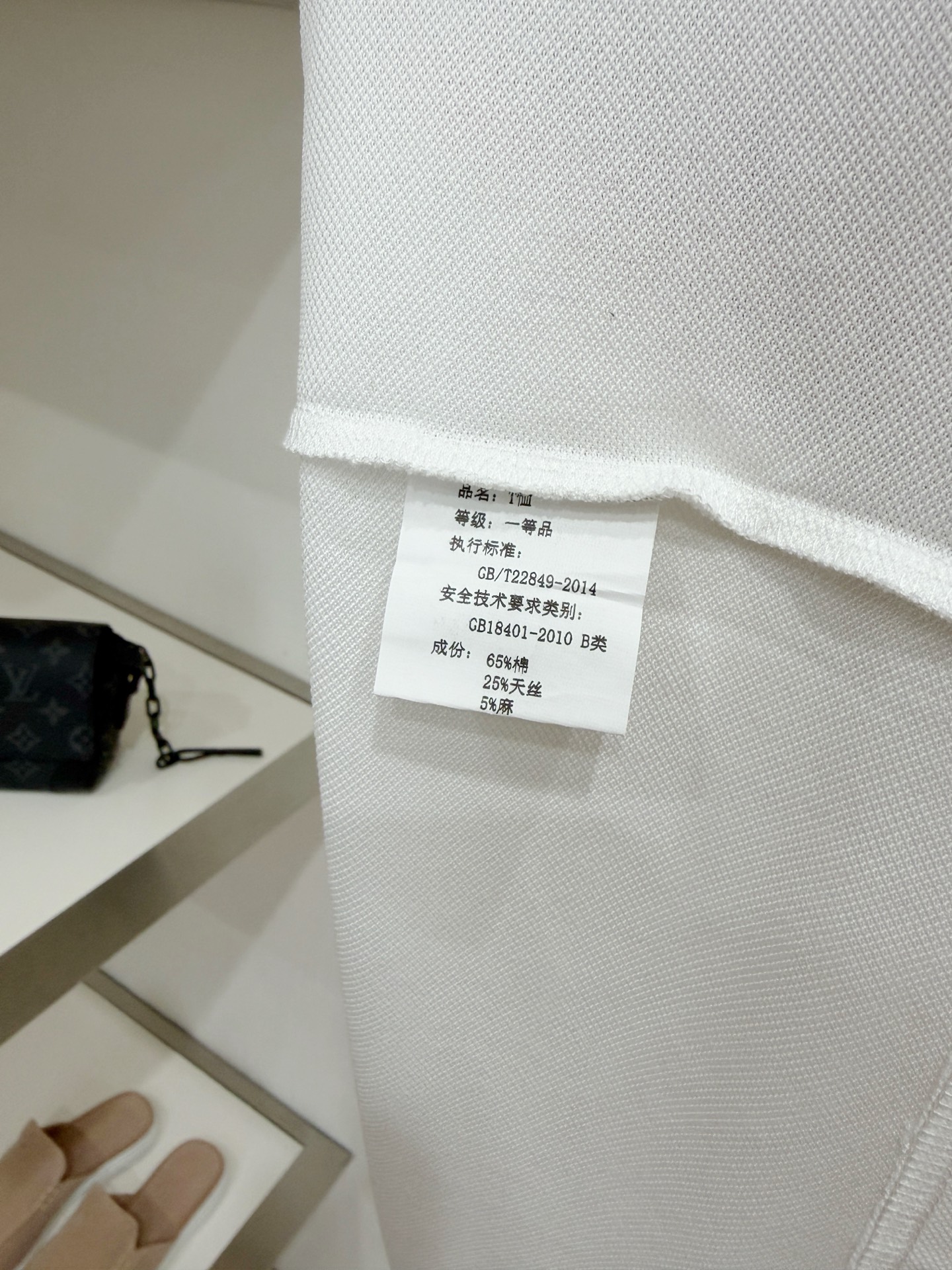 Loro piana、2026新品短袖T恤，帅气时尚，胸前精致刺绣字母logo，简约百搭款。面料棉 不仅挺括，保持潮流的