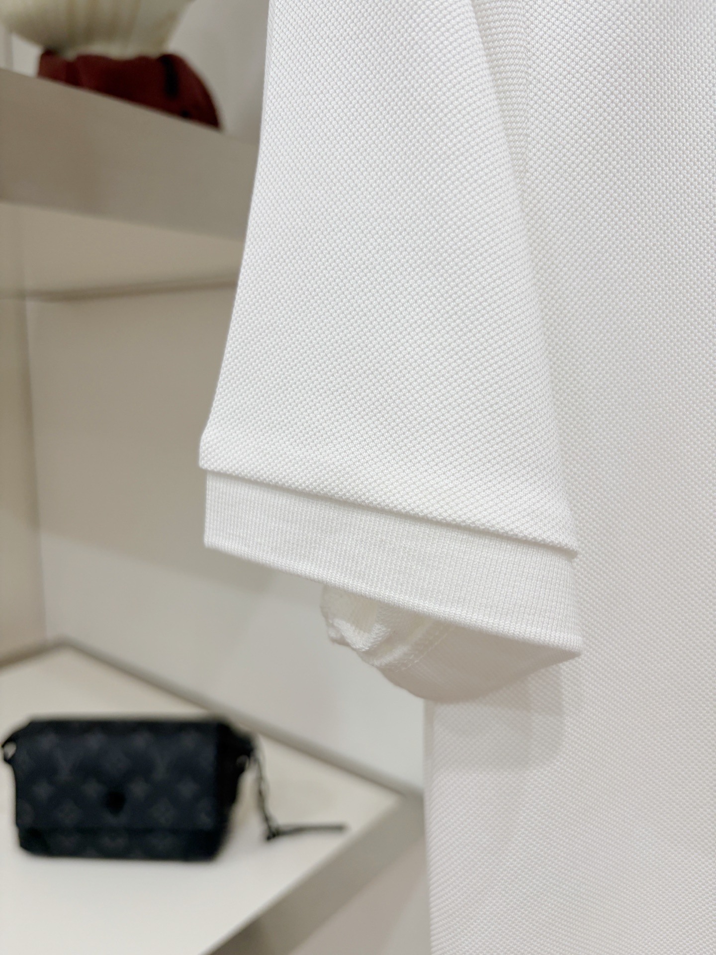 Loro piana、2026新品短袖T恤，帅气时尚，胸前精致刺绣字母logo，简约百搭款。面料棉 不仅挺括，保持潮流的