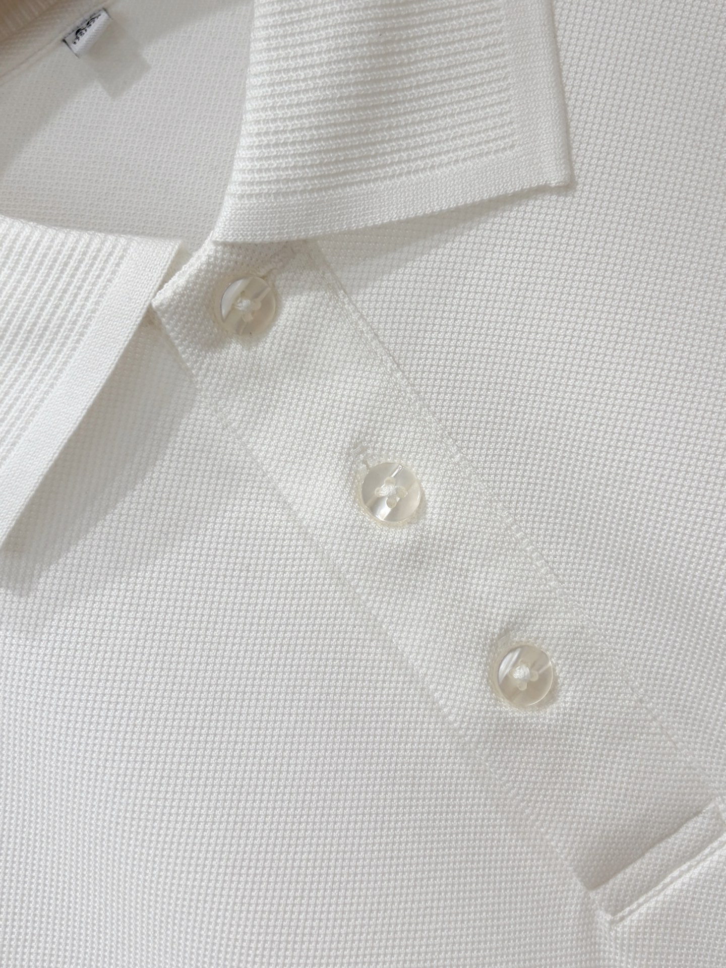 Loro piana、2026新品短袖T恤，帅气时尚，胸前精致刺绣字母logo，简约百搭款。面料棉 不仅挺括，保持潮流的