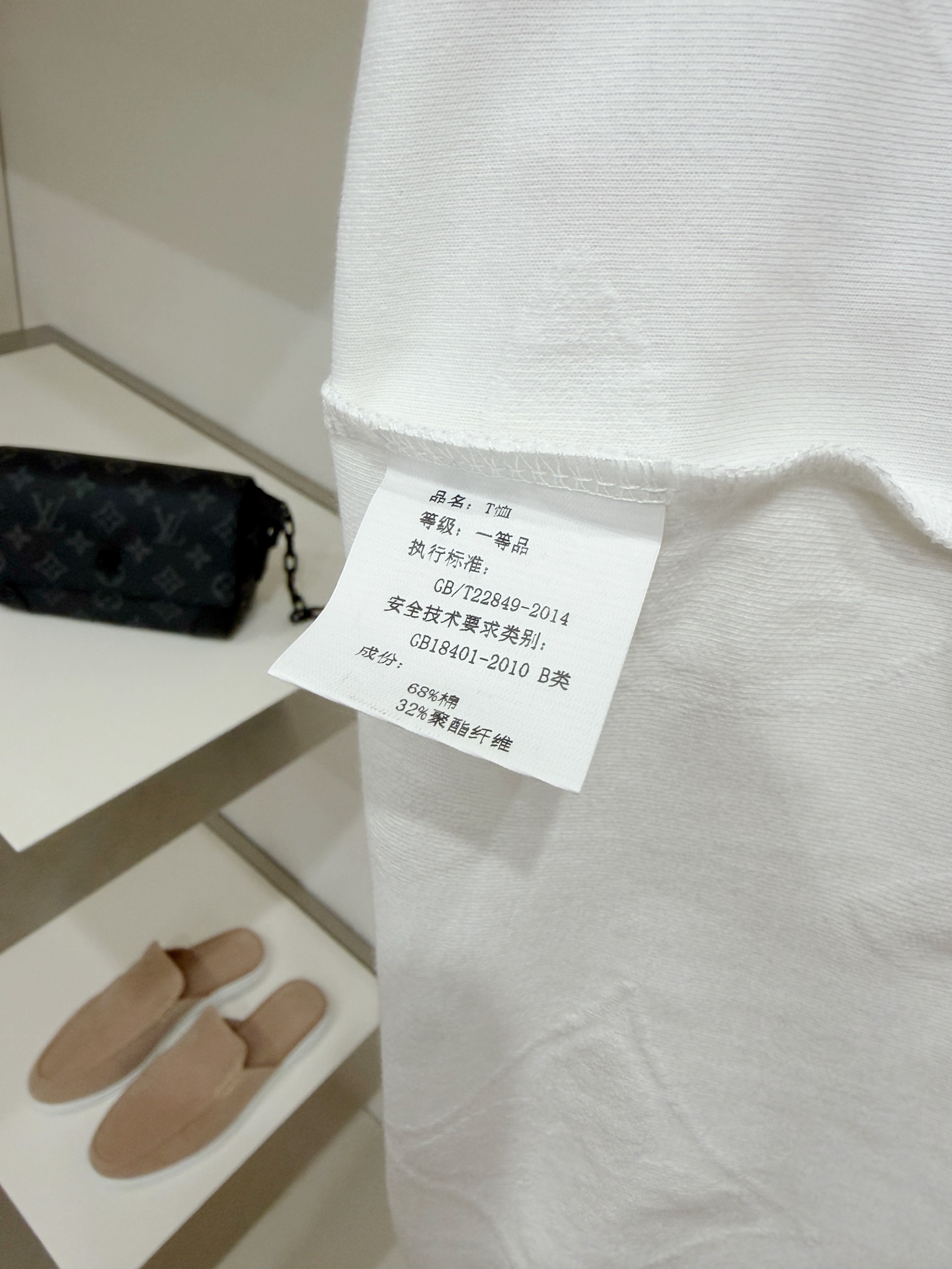 路易威登、2026新品短袖T恤，帅气时尚，胸前设计凹凸字母logo，简约百搭款。面料棉 不仅挺括，保持潮流的廓形，又穿着