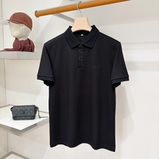 Loro piana、2026新品短袖T恤,帅气时尚,胸前精致刺绣字母logo,简约百搭款。面料棉 不仅挺括,保持潮流的 Loro piana、2026新品短袖T恤,帅气时尚,胸前精致刺绣字母logo,简约百搭款。面料棉 不仅挺括,保持潮流的