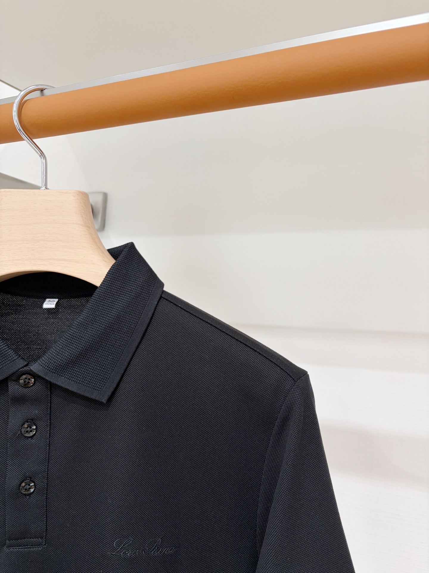 Loro piana、2026新品短袖T恤，帅气时尚，胸前精致刺绣字母logo，简约百搭款。面料棉 不仅挺括，保持潮流的