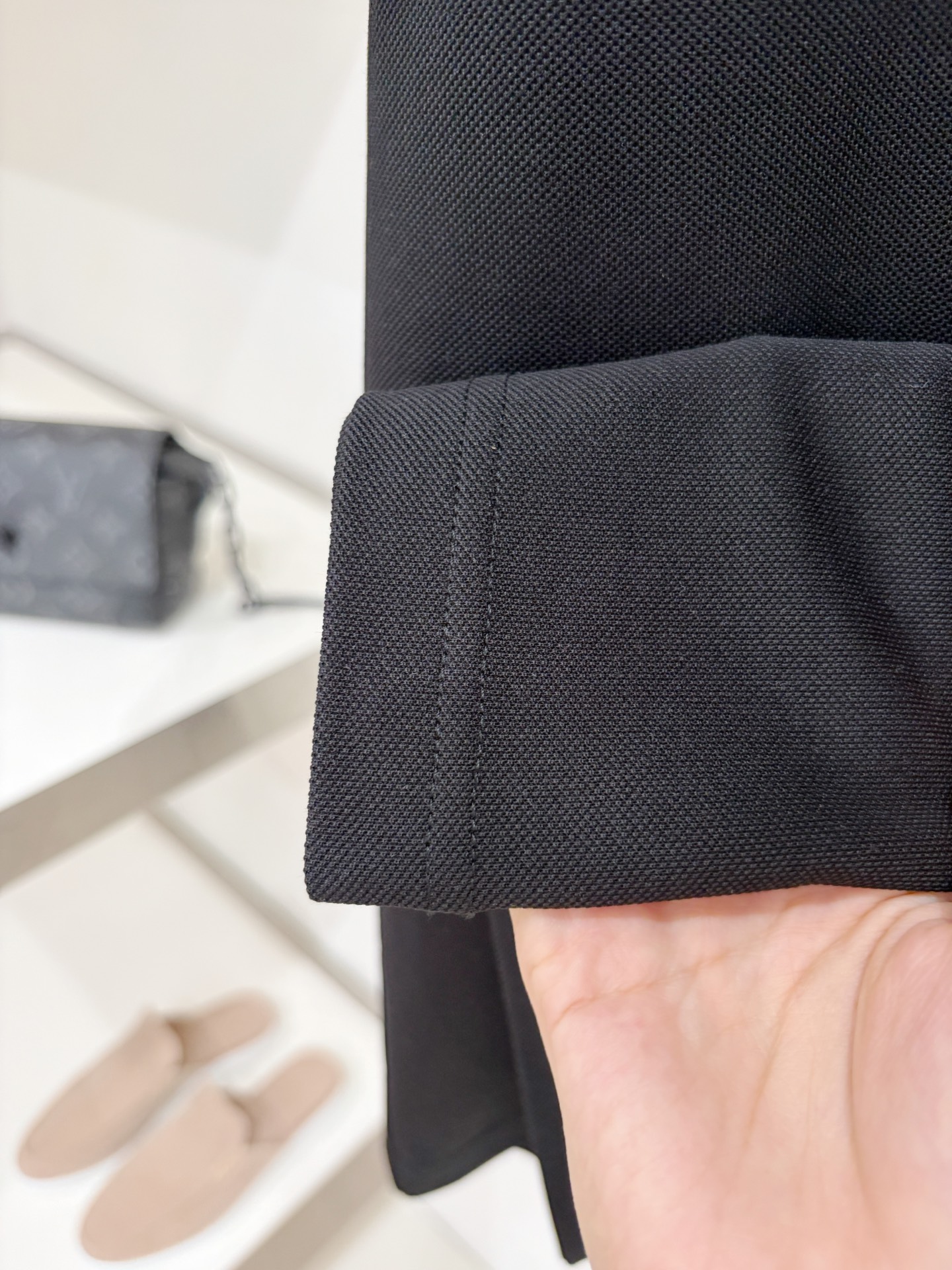 Loro piana、2026新品短袖T恤，帅气时尚，胸前精致刺绣字母logo，简约百搭款。面料棉 不仅挺括，保持潮流的