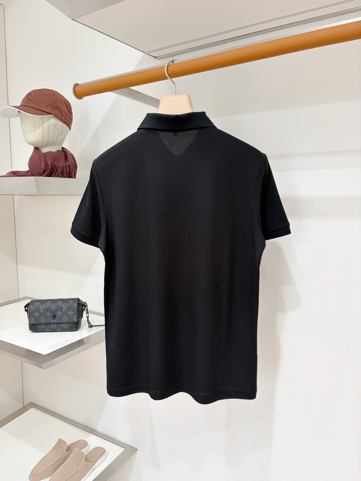 Loro piana、2026新品短袖T恤，帅气时尚，胸前精致刺绣字母logo，简约百搭款。面料棉 不仅挺括，保持潮流的