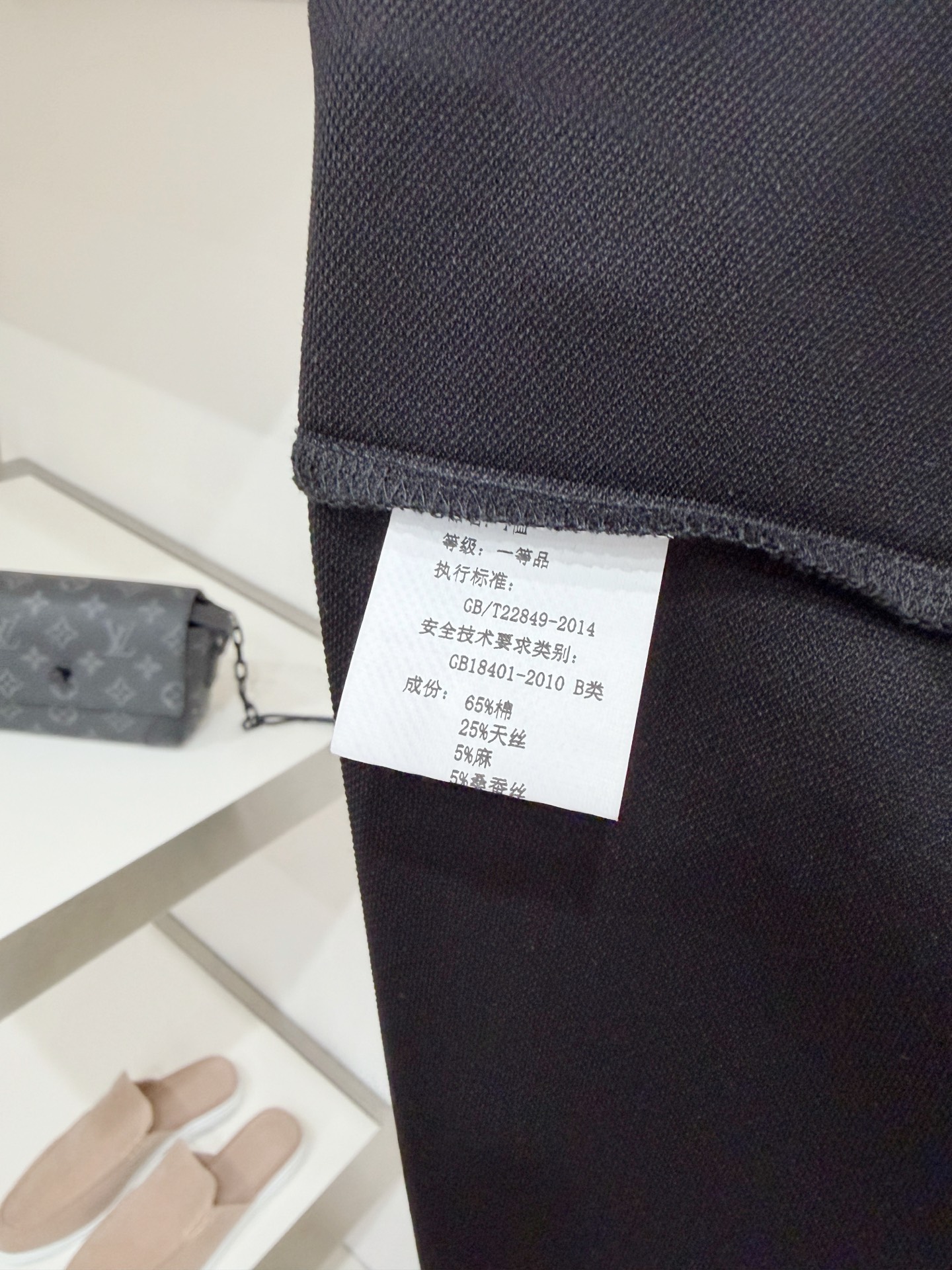 Loro piana、2026新品短袖T恤，帅气时尚，胸前精致刺绣字母logo，简约百搭款。面料棉 不仅挺括，保持潮流的