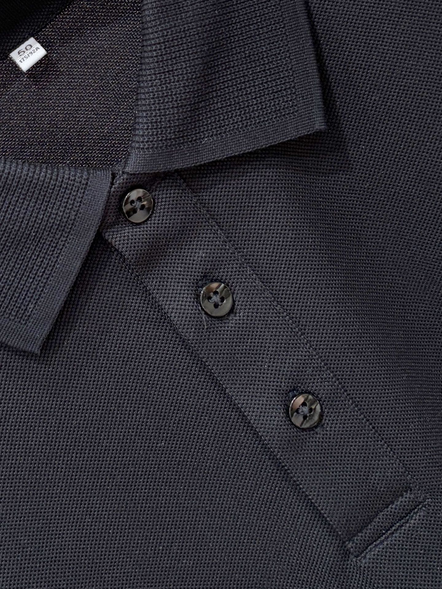 Loro piana、2026新品短袖T恤，帅气时尚，胸前精致刺绣字母logo，简约百搭款。面料棉 不仅挺括，保持潮流的