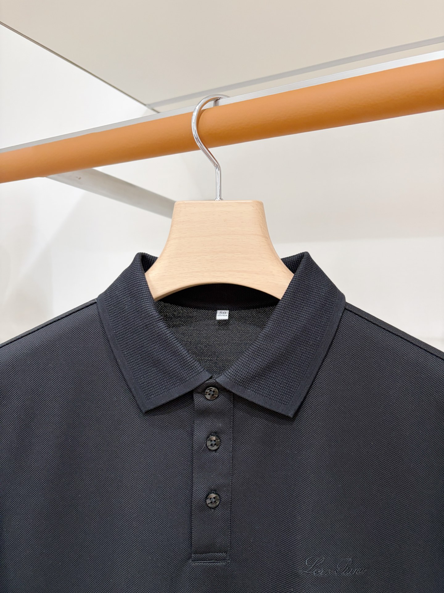 Loro piana、2026新品短袖T恤，帅气时尚，胸前精致刺绣字母logo，简约百搭款。面料棉 不仅挺括，保持潮流的