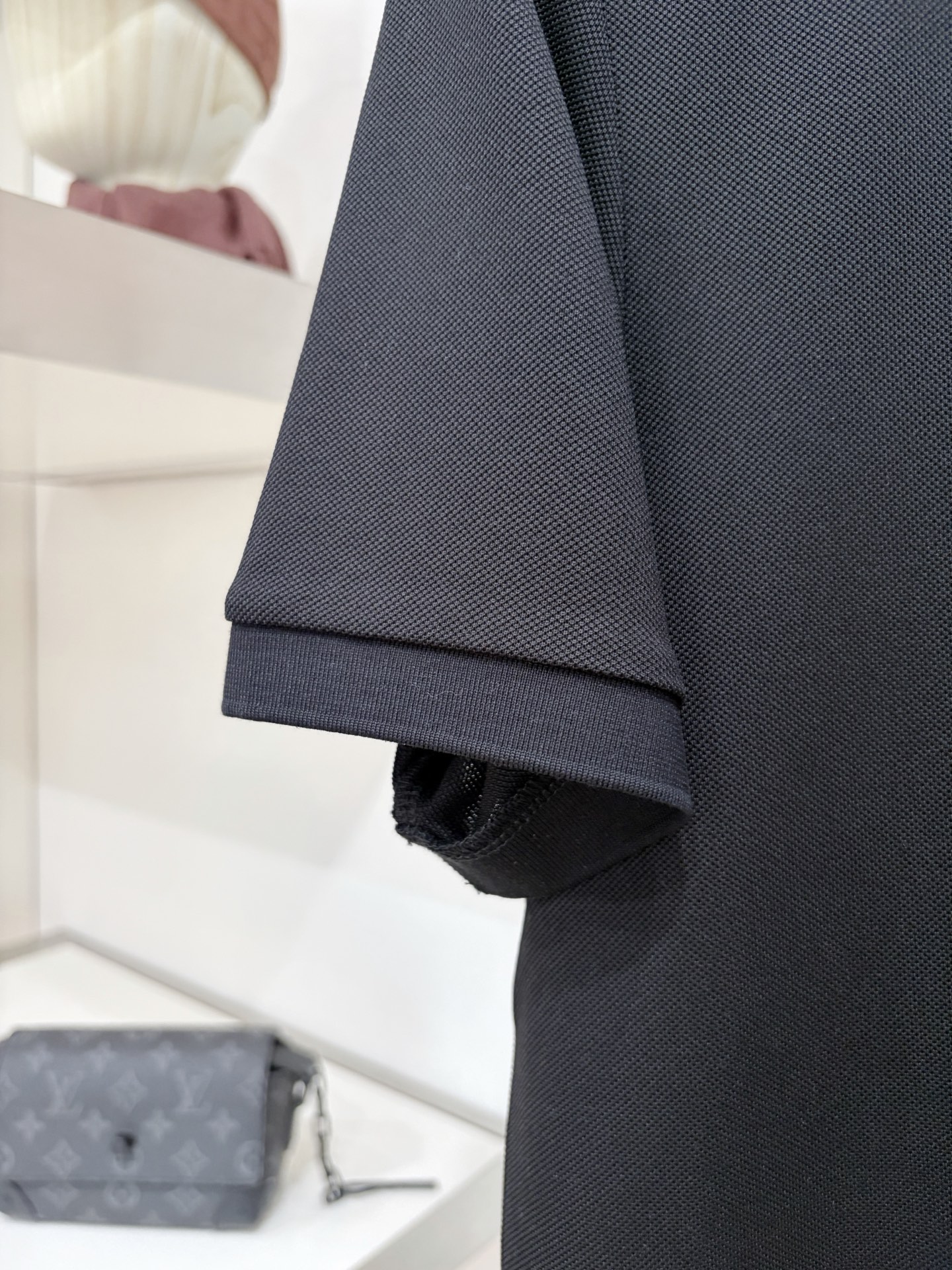 Loro piana、2026新品短袖T恤，帅气时尚，胸前精致刺绣字母logo，简约百搭款。面料棉 不仅挺括，保持潮流的
