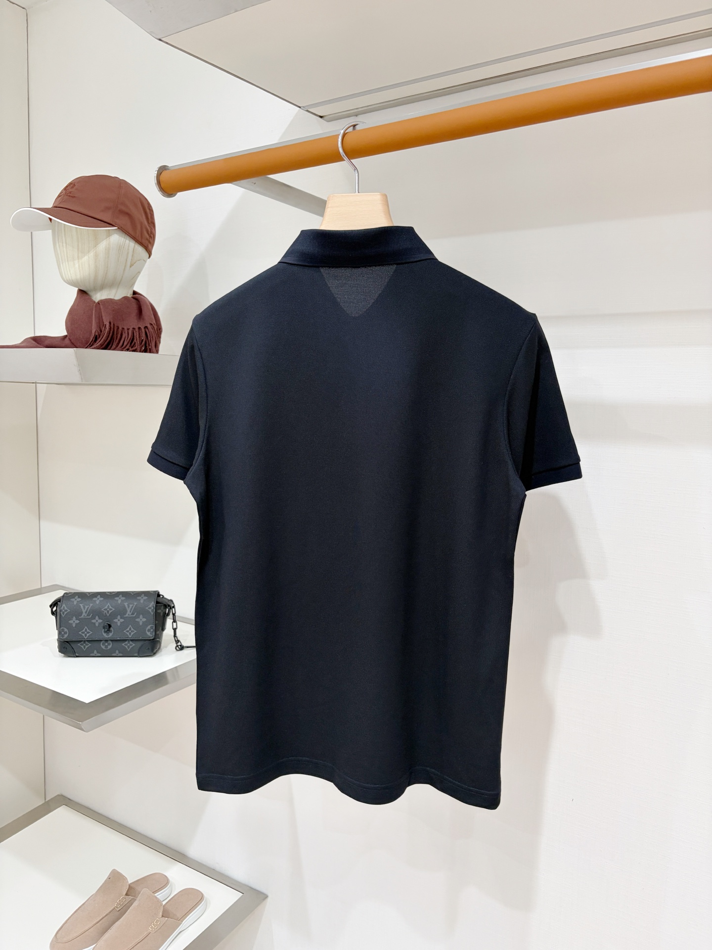 Loro piana、2026新品短袖T恤，帅气时尚，胸前精致刺绣字母logo，简约百搭款。面料棉 不仅挺括，保持潮流的