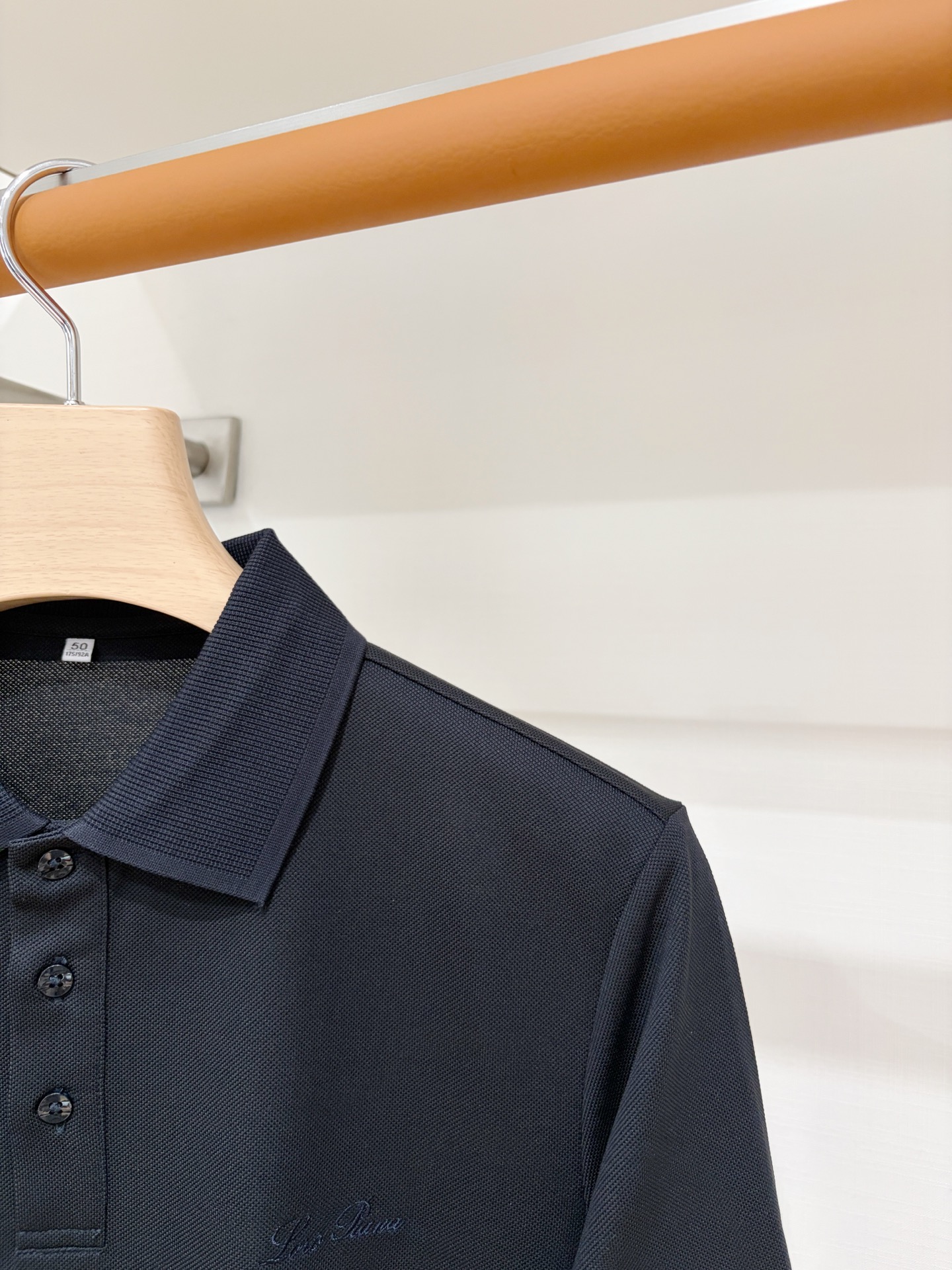 Loro piana、2026新品短袖T恤，帅气时尚，胸前精致刺绣字母logo，简约百搭款。面料棉 不仅挺括，保持潮流的