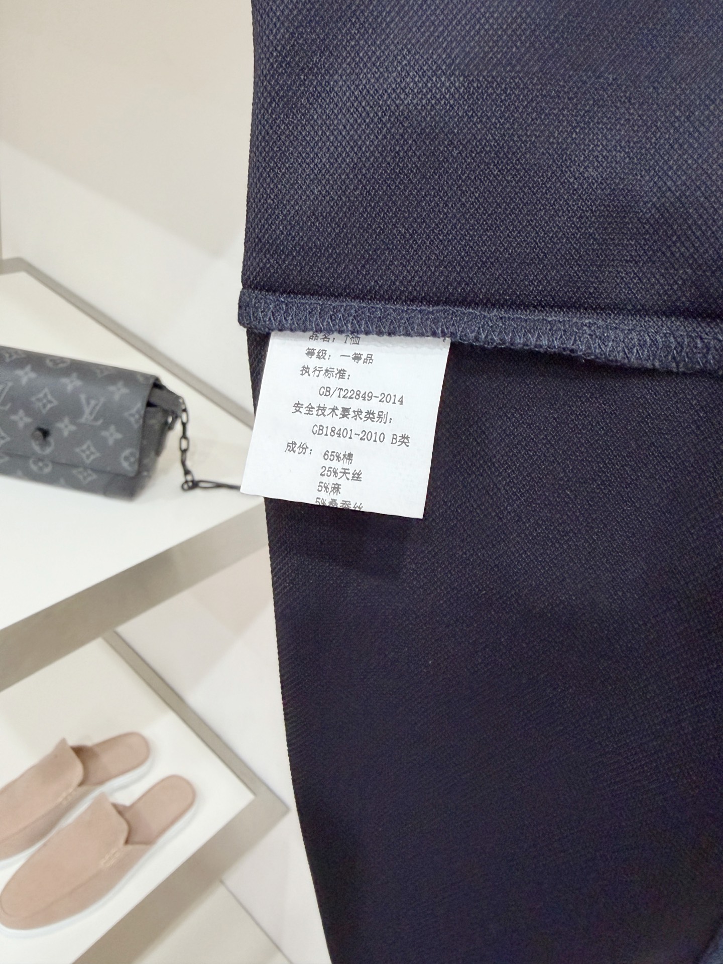 Loro piana、2026新品短袖T恤，帅气时尚，胸前精致刺绣字母logo，简约百搭款。面料棉 不仅挺括，保持潮流的