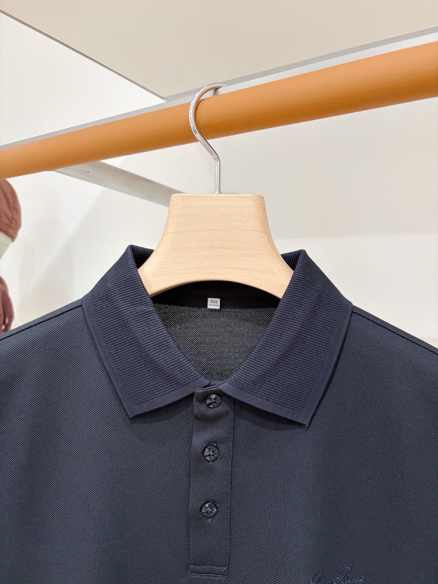 Loro piana、2026新品短袖T恤，帅气时尚，胸前精致刺绣字母logo，简约百搭款。面料棉 不仅挺括，保持潮流的