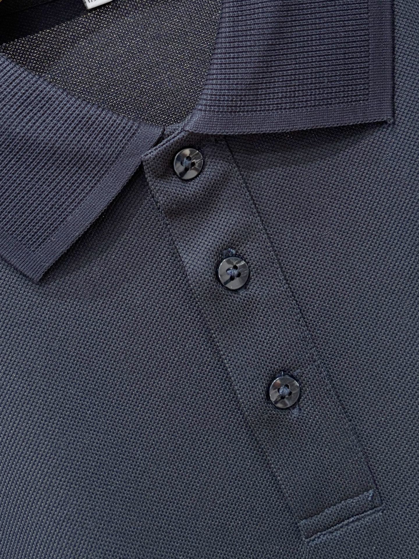 Loro piana、2026新品短袖T恤，帅气时尚，胸前精致刺绣字母logo，简约百搭款。面料棉 不仅挺括，保持潮流的