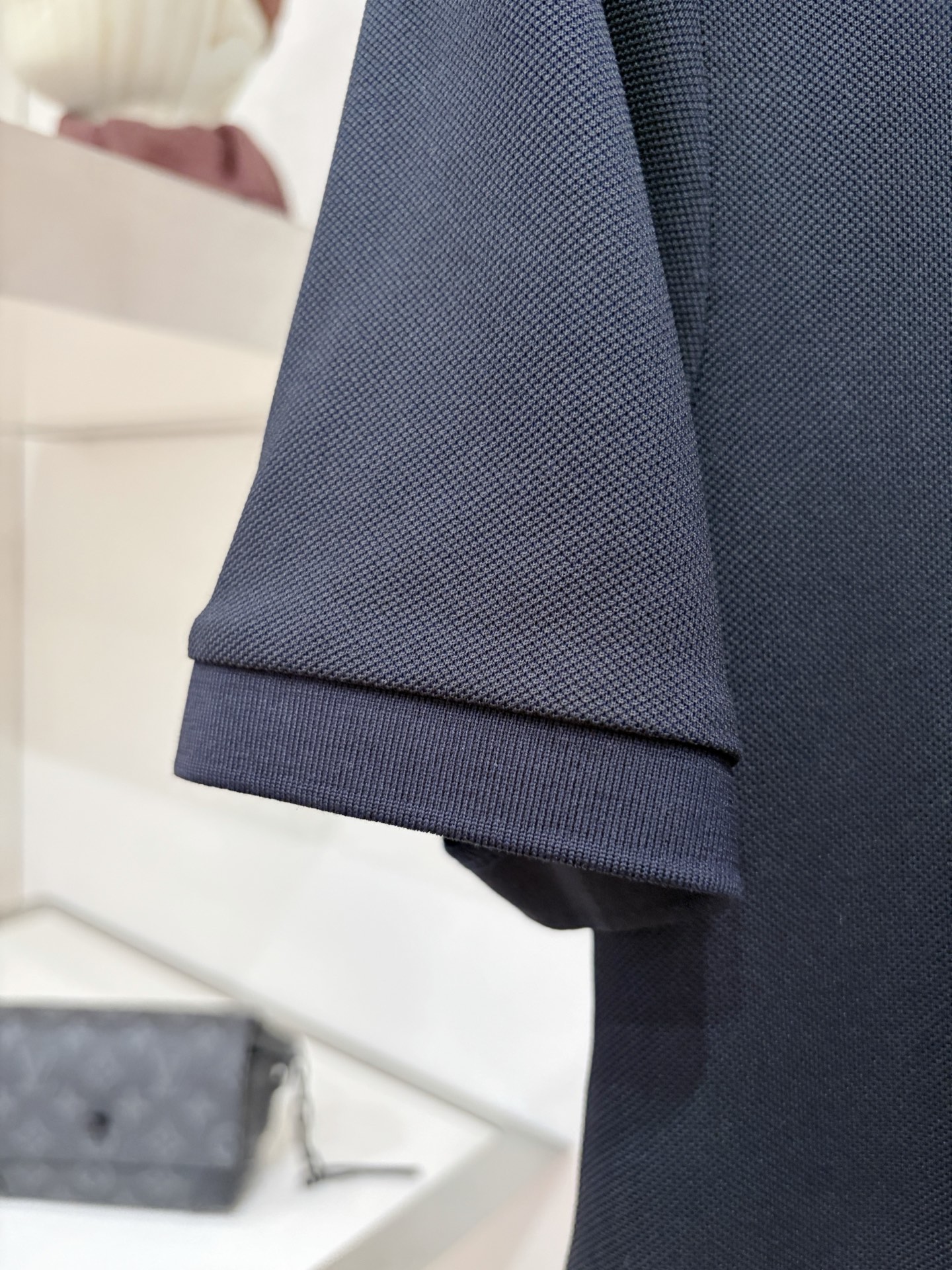 Loro piana、2026新品短袖T恤，帅气时尚，胸前精致刺绣字母logo，简约百搭款。面料棉 不仅挺括，保持潮流的