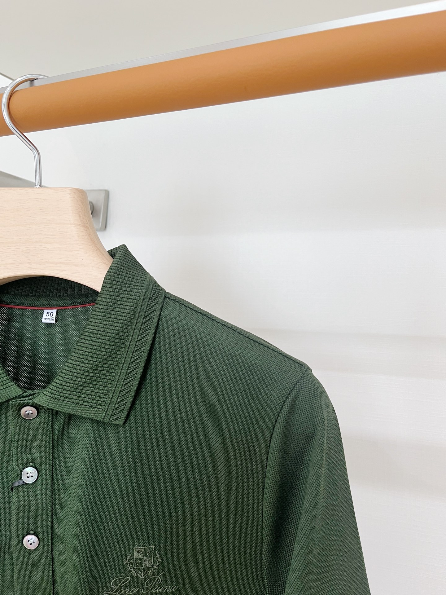 Loro piana、2026新品短袖T恤，帅气时尚，胸前精致刺绣图案logo，简约百搭款。面料棉 不仅挺括，保持潮流的