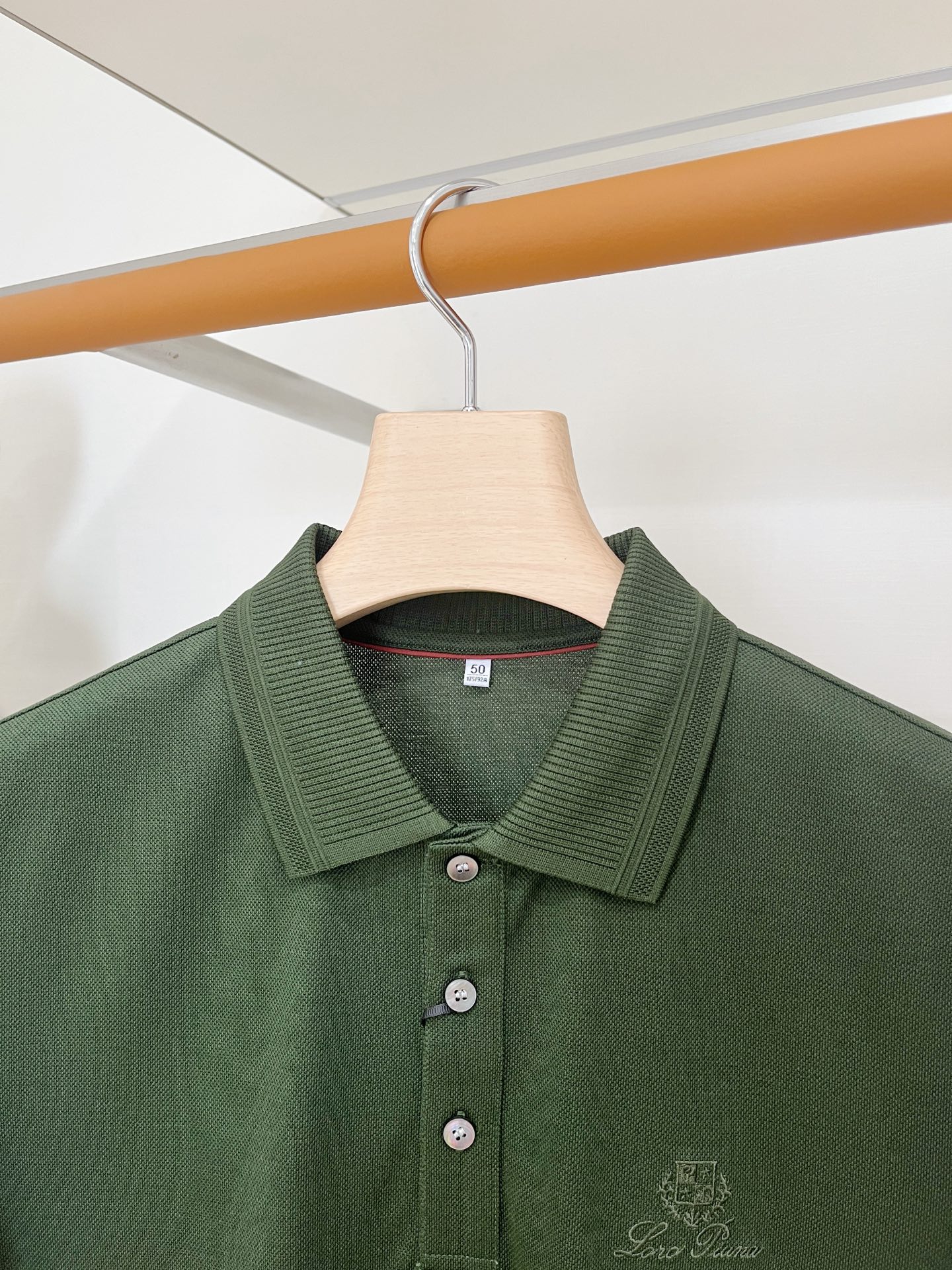 Loro piana、2026新品短袖T恤，帅气时尚，胸前精致刺绣图案logo，简约百搭款。面料棉 不仅挺括，保持潮流的