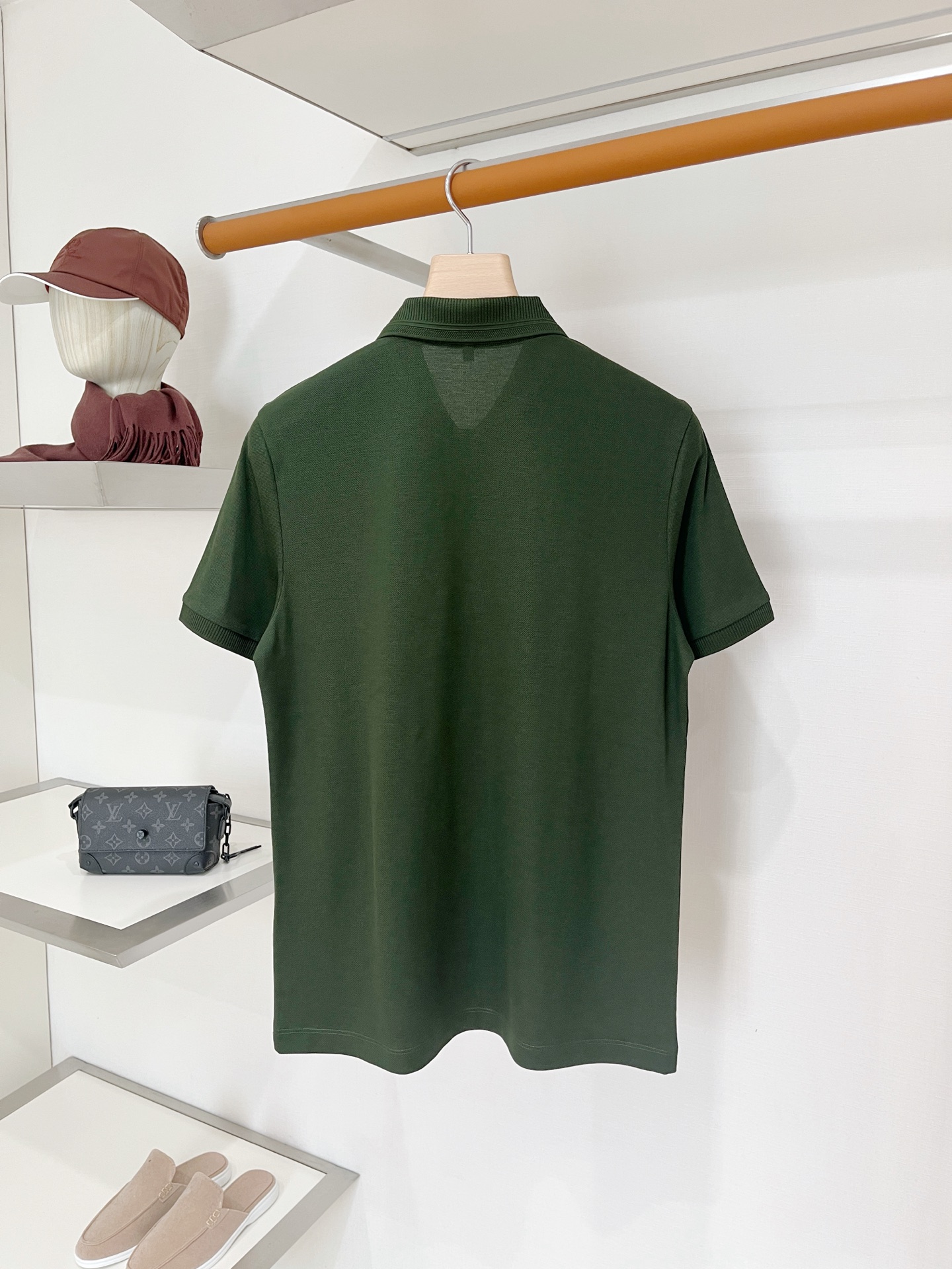 Loro piana、2026新品短袖T恤，帅气时尚，胸前精致刺绣图案logo，简约百搭款。面料棉 不仅挺括，保持潮流的