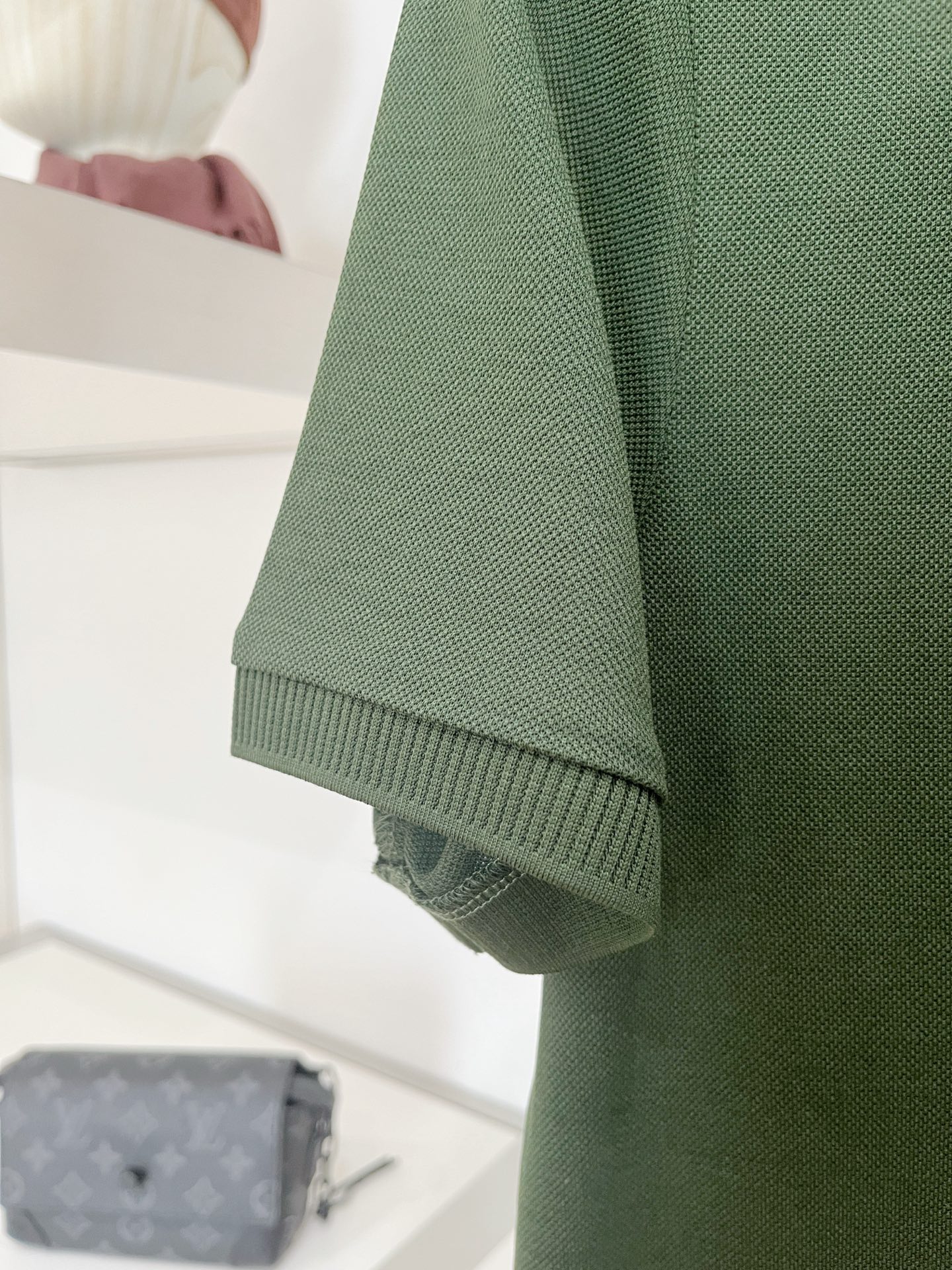 Loro piana、2026新品短袖T恤，帅气时尚，胸前精致刺绣图案logo，简约百搭款。面料棉 不仅挺括，保持潮流的