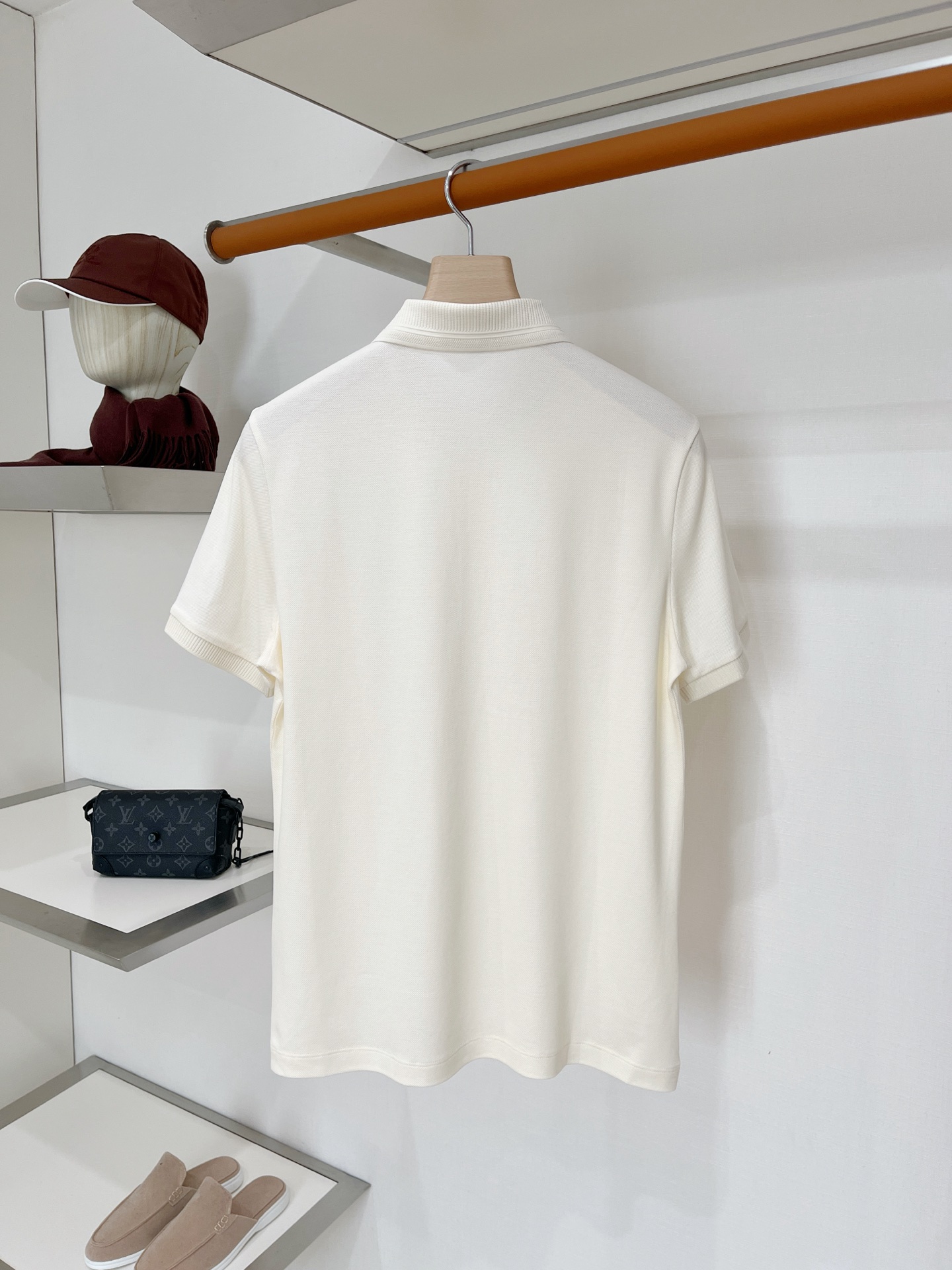 Loro piana、2026新品短袖T恤，帅气时尚，胸前精致刺绣图案logo，简约百搭款。面料棉 不仅挺括，保持潮流的