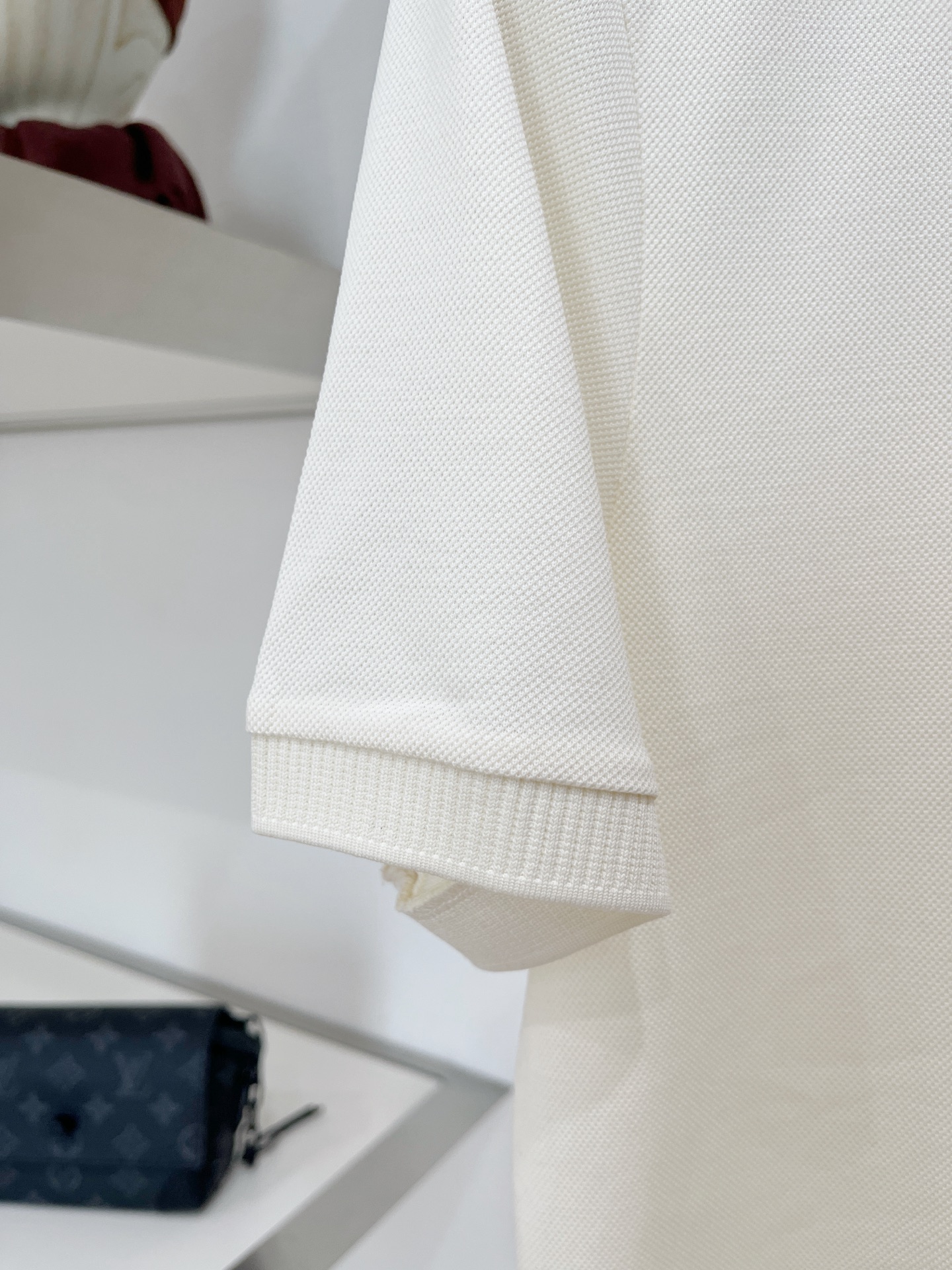 Loro piana、2026新品短袖T恤，帅气时尚，胸前精致刺绣图案logo，简约百搭款。面料棉 不仅挺括，保持潮流的