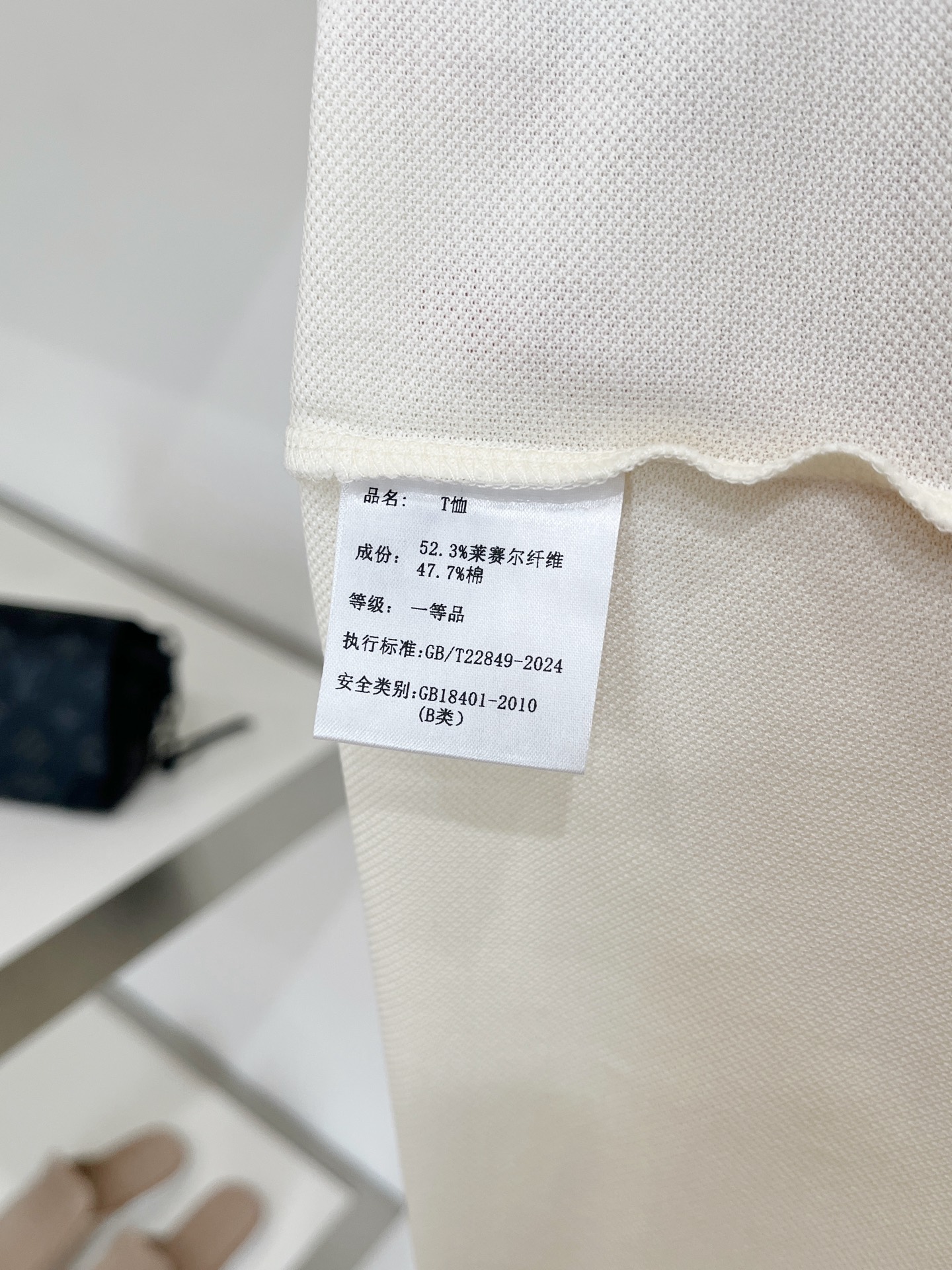 Loro piana、2026新品短袖T恤，帅气时尚，胸前精致刺绣图案logo，简约百搭款。面料棉 不仅挺括，保持潮流的