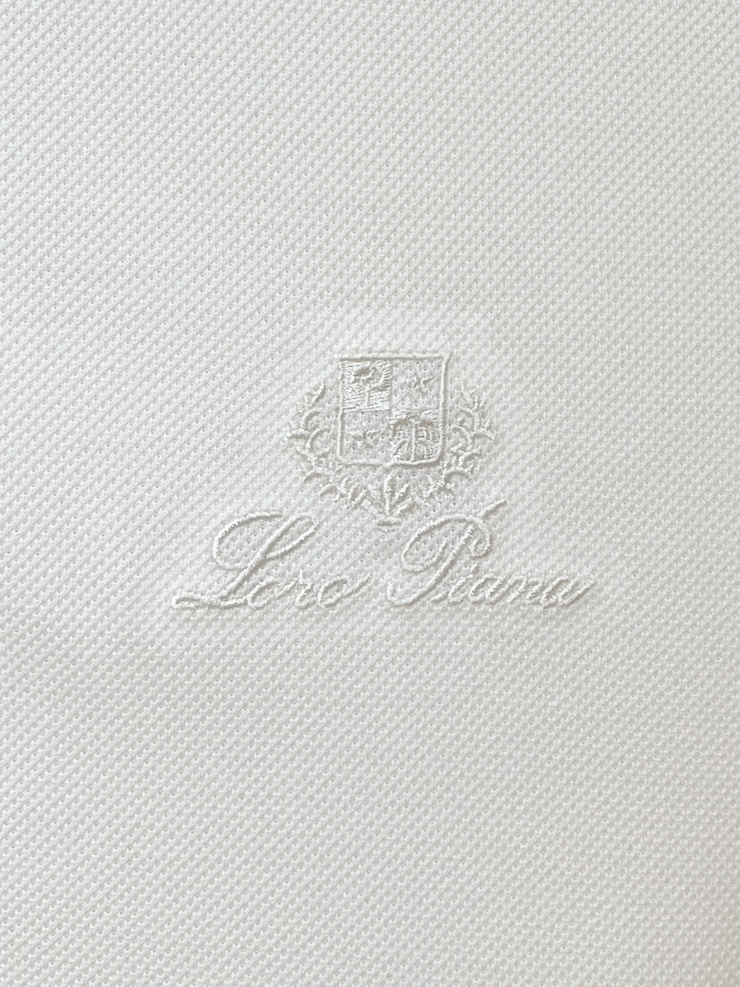 Loro piana、2026新品短袖T恤，帅气时尚，胸前精致刺绣图案logo，简约百搭款。面料棉 不仅挺括，保持潮流的