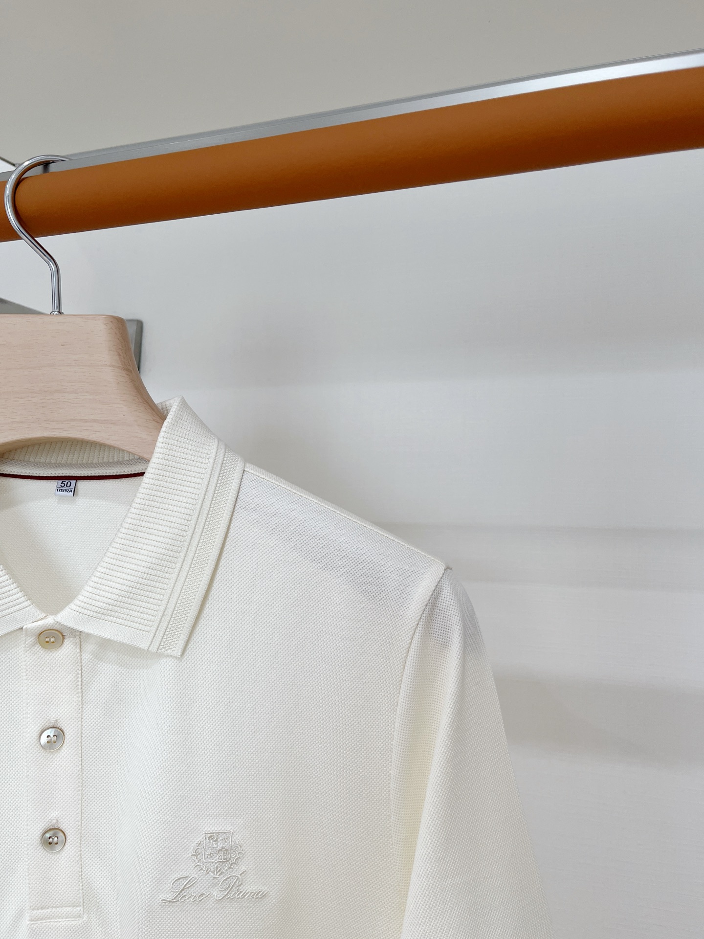 Loro piana、2026新品短袖T恤，帅气时尚，胸前精致刺绣图案logo，简约百搭款。面料棉 不仅挺括，保持潮流的
