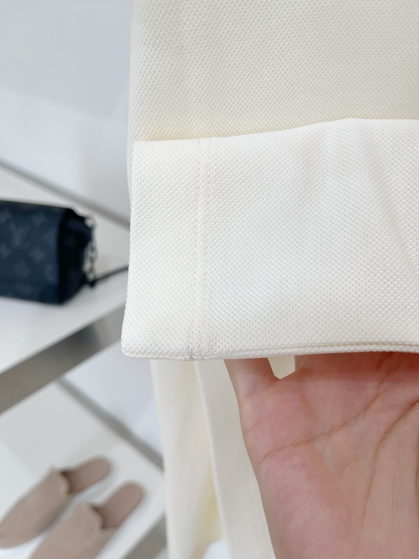 Loro piana、2026新品短袖T恤，帅气时尚，胸前精致刺绣图案logo，简约百搭款。面料棉 不仅挺括，保持潮流的